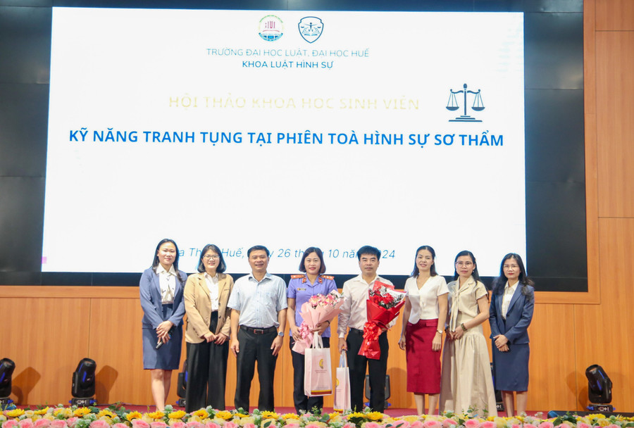 Ban tổ chức tặng hoa cho các đại biểu tham dự Hội thảo. 290c4759-2705-7982.jpg