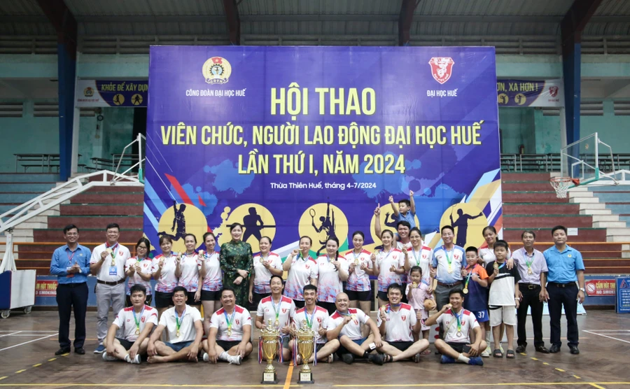 Ban Tổ chức trao giải cho các đội thi tại Lễ bế mạc Hội thao viên chức, người lao động Đại học Huế.