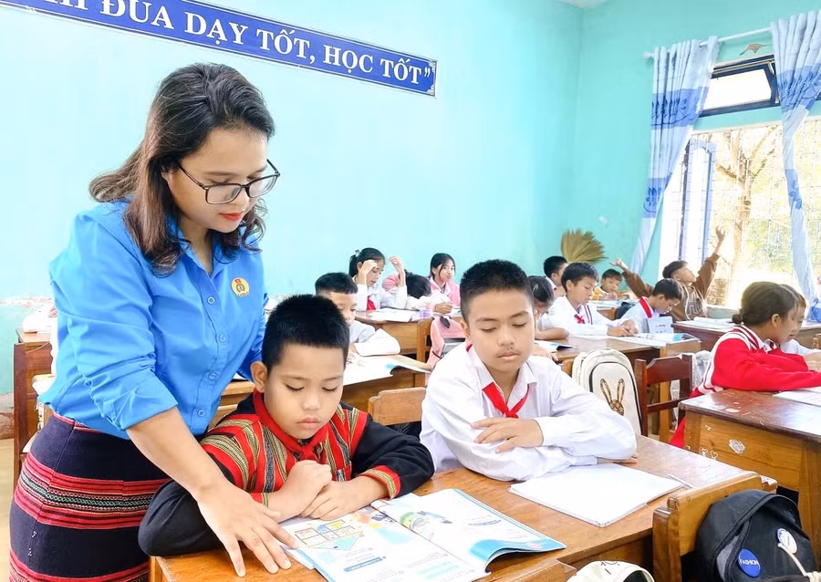 Hinh 1 - Co giao Pa Co ‘nang long’ voi hoc tro vung cao.jpg