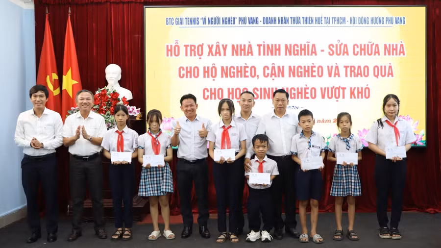 Trao học bổng cho học sinh nghèo vượt khó.