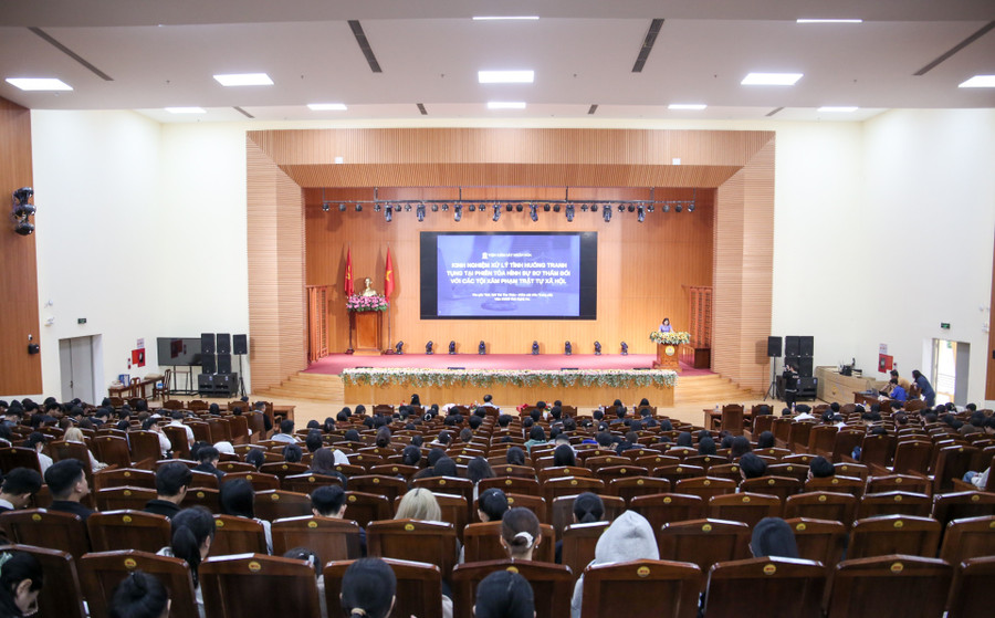 Đông đảo sinh viên tham dự Hội thảo. 290c4780-9845-2510.jpg
