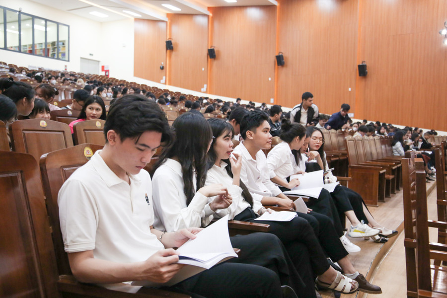 Sinh viên chăm chú đọc, nghiên cứu các bài tham luận Hội thảo. 290c4786-3969-609.jpg