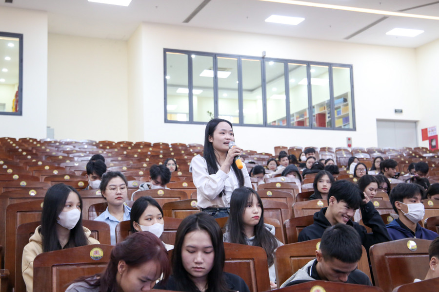 Hội thảo là diễn đàn khoa học để sinh viên có cơ hội được trải nghiệm, học tập và tiếp thu kinh nghiệm từ thực tiễn. (Ảnh: Hoàng Hải) 290c4812-4261-5871.jpg