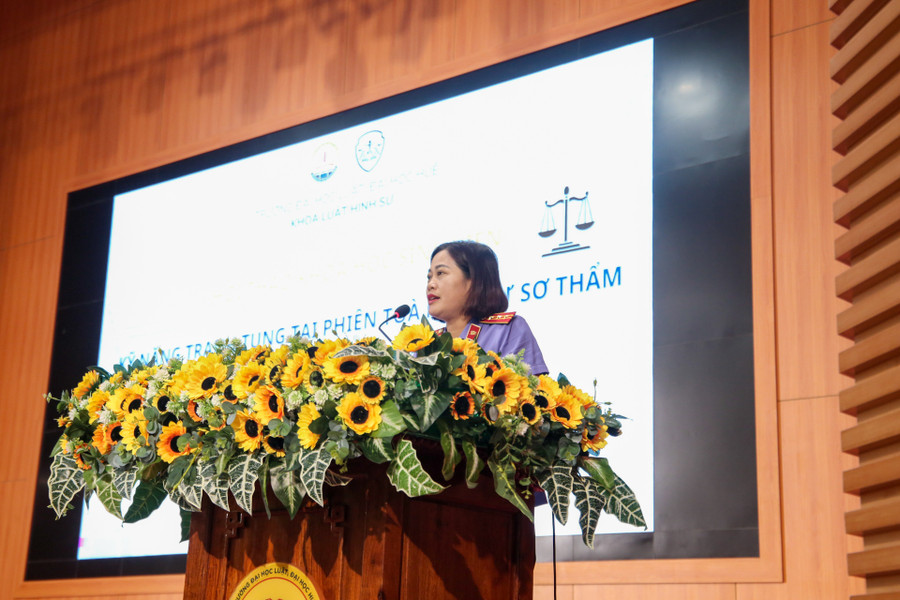 Bà Bùi Thị Thu Thảo – Kiểm sát viên, VKSND tỉnh Nghệ An trình bày tham luận tại Hội thảo. 290c4768-5555-1284.jpg
