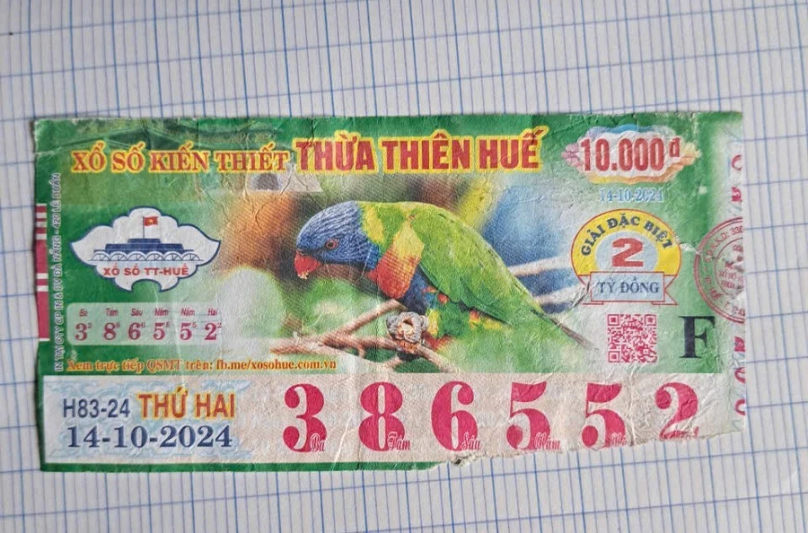 Tờ vé số trúng giải Đặc biệt 2 tỷ đồng của bà Nguyễn Thị N. bị rách một phần dưới dãy số chính.