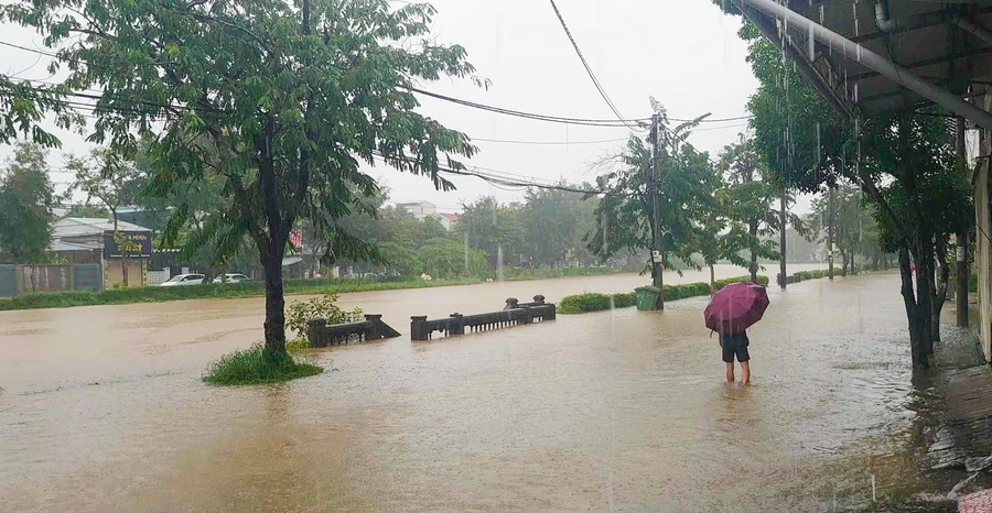 Mưa lớn khiến nhiều tuyến đường ở Thừa Thiên Huế bị ngập.