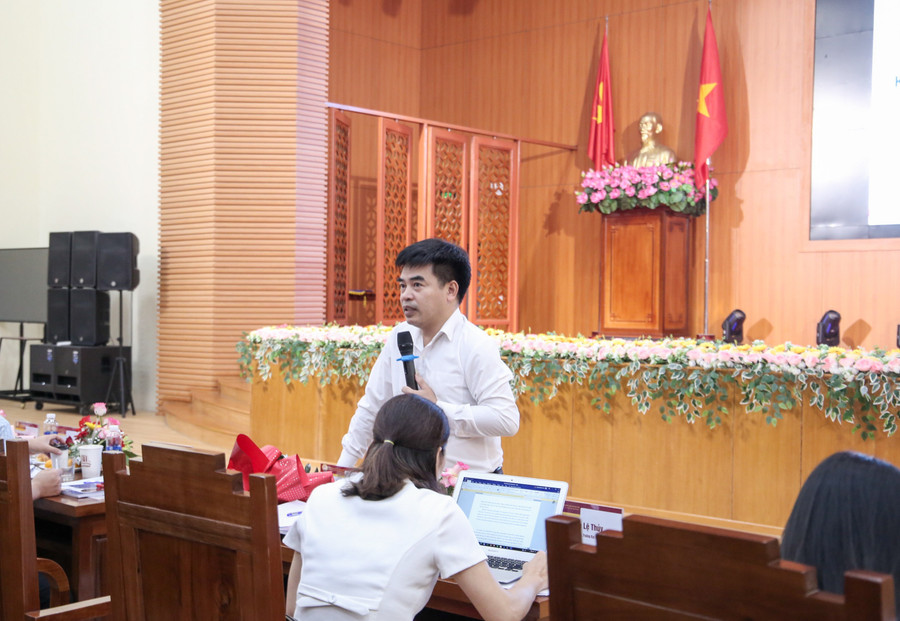 Ông Lê Văn Phú – Chánh án TAND thị xã Hoàng Mai, tỉnh Nghệ An trao đổi, giải đáp các câu hỏi cho sinh viên. 290c4819-6015-8047.jpg