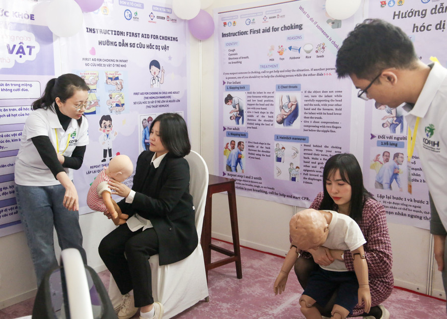 Trải nghiệm thực hành sơ cấp cứu ngoại viện tại Ngày hội sức khỏe năm 2024.