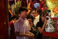Hà Nội: Văn Miếu tấp nập thí sinh dâng lễ cầu may trước kỳ tuyển sinh lớp 10