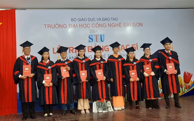 Niềm vui nhận bằng tốt nghiệp của các tân thạc sĩ ngành CNTP
