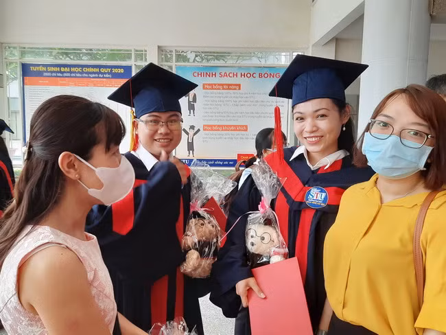 Các bạn bè và thầy cô chúc mừng các tân thạc sĩ