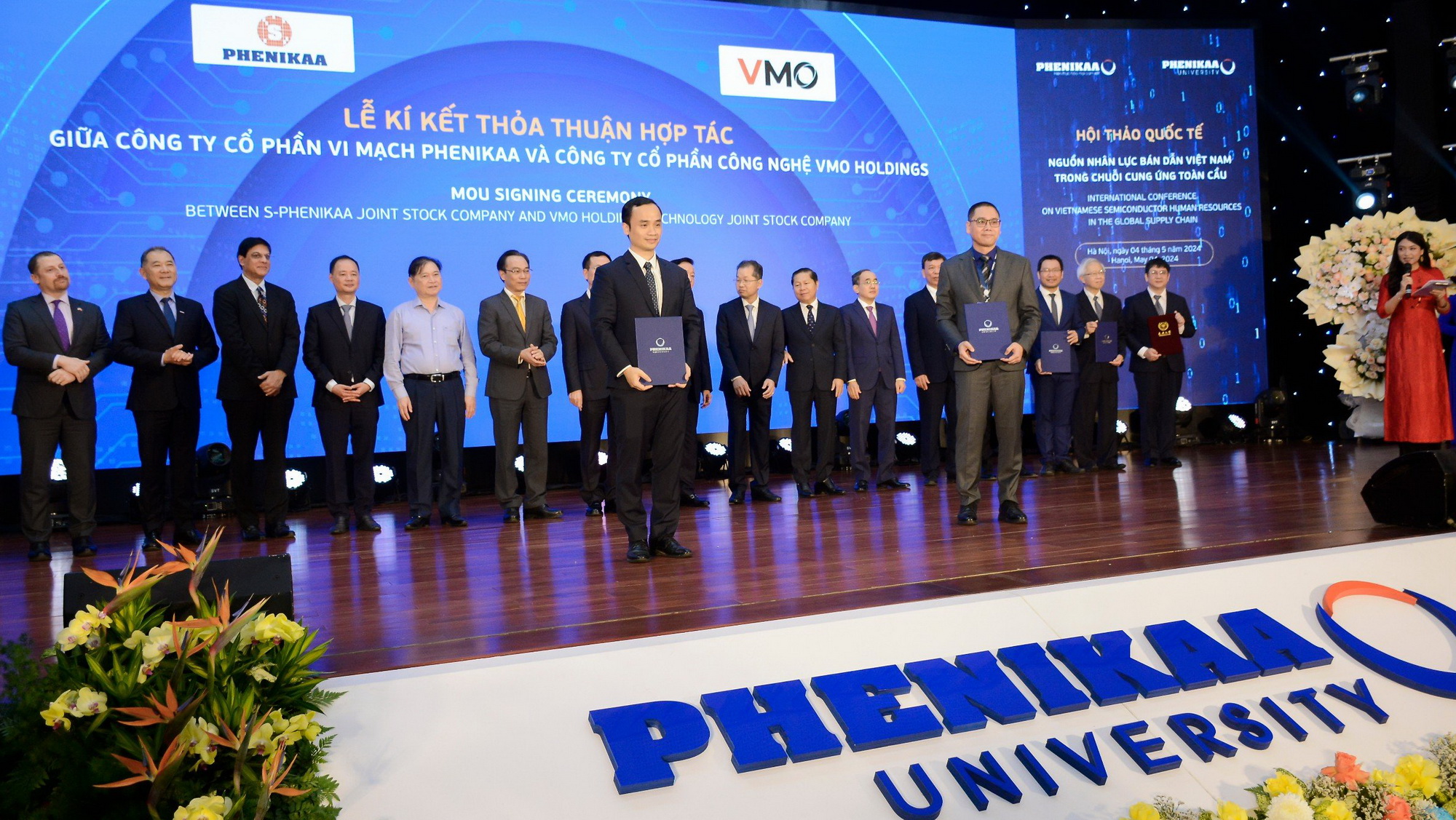 Trong khuôn khổ hội thảo đã diễn ra lễ trao thỏa thuận hợp tác chiến lược giữa Tập đoàn Phenikaa với một số đơn vị.