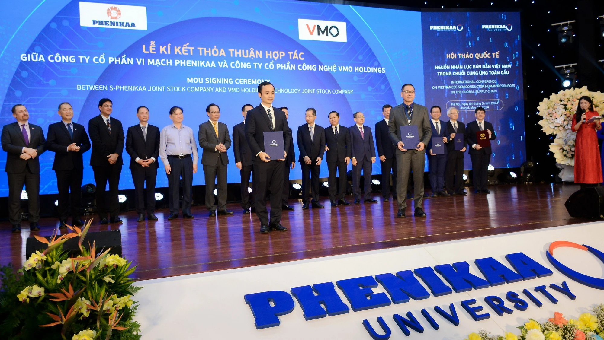 Trong khuôn khổ hội thảo đã diễn ra lễ trao thỏa thuận hợp tác chiến lược giữa Tập đoàn Phenikaa với một số đơn vị.