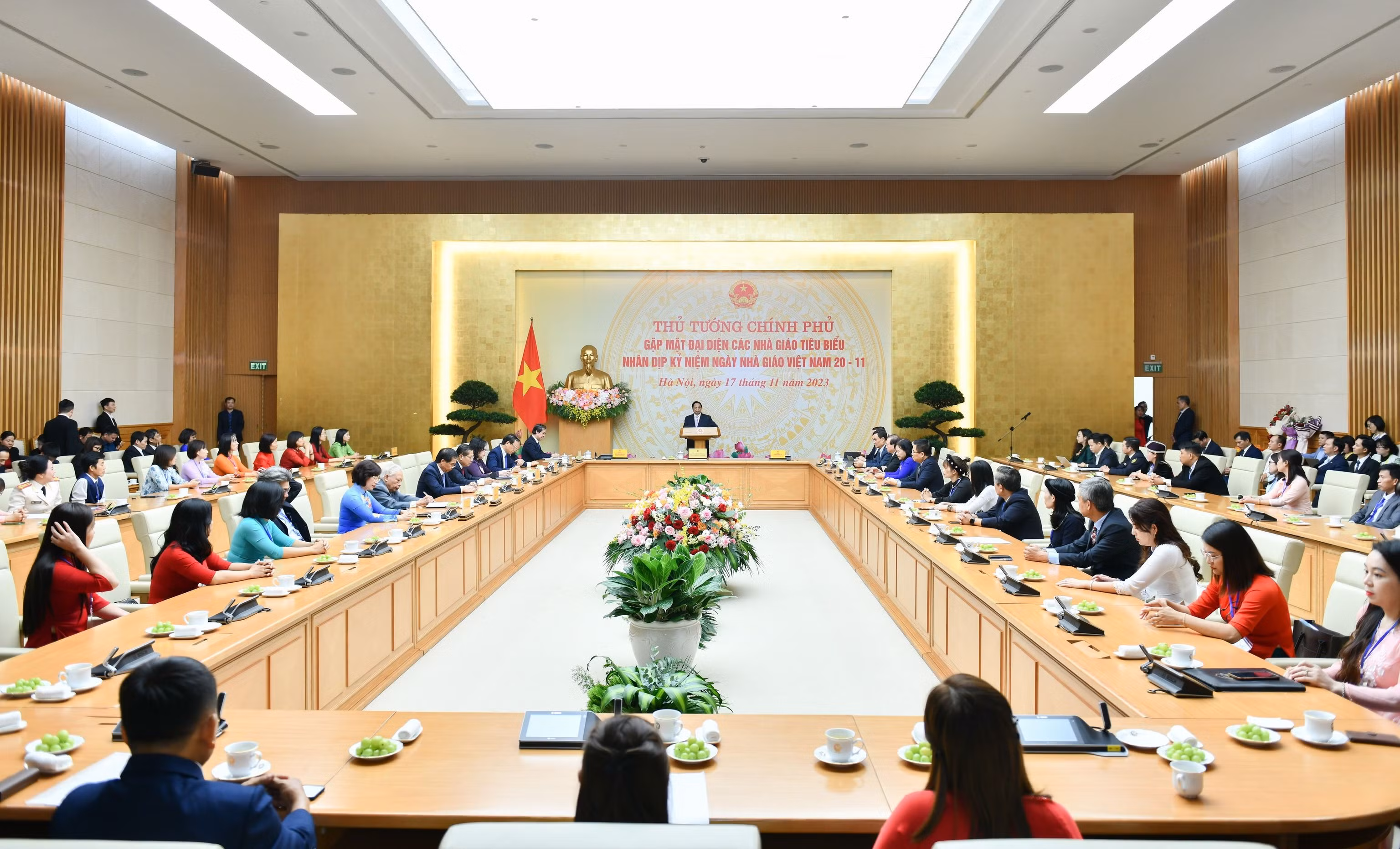 Thủ tướng biểu dương các thầy, cô giáo không những làm tốt công tác chuyên môn, quản lý, mà còn tích cực nghiên cứu khoa học, đổi mới sáng tạo, áp dụng vào thực tiễn.