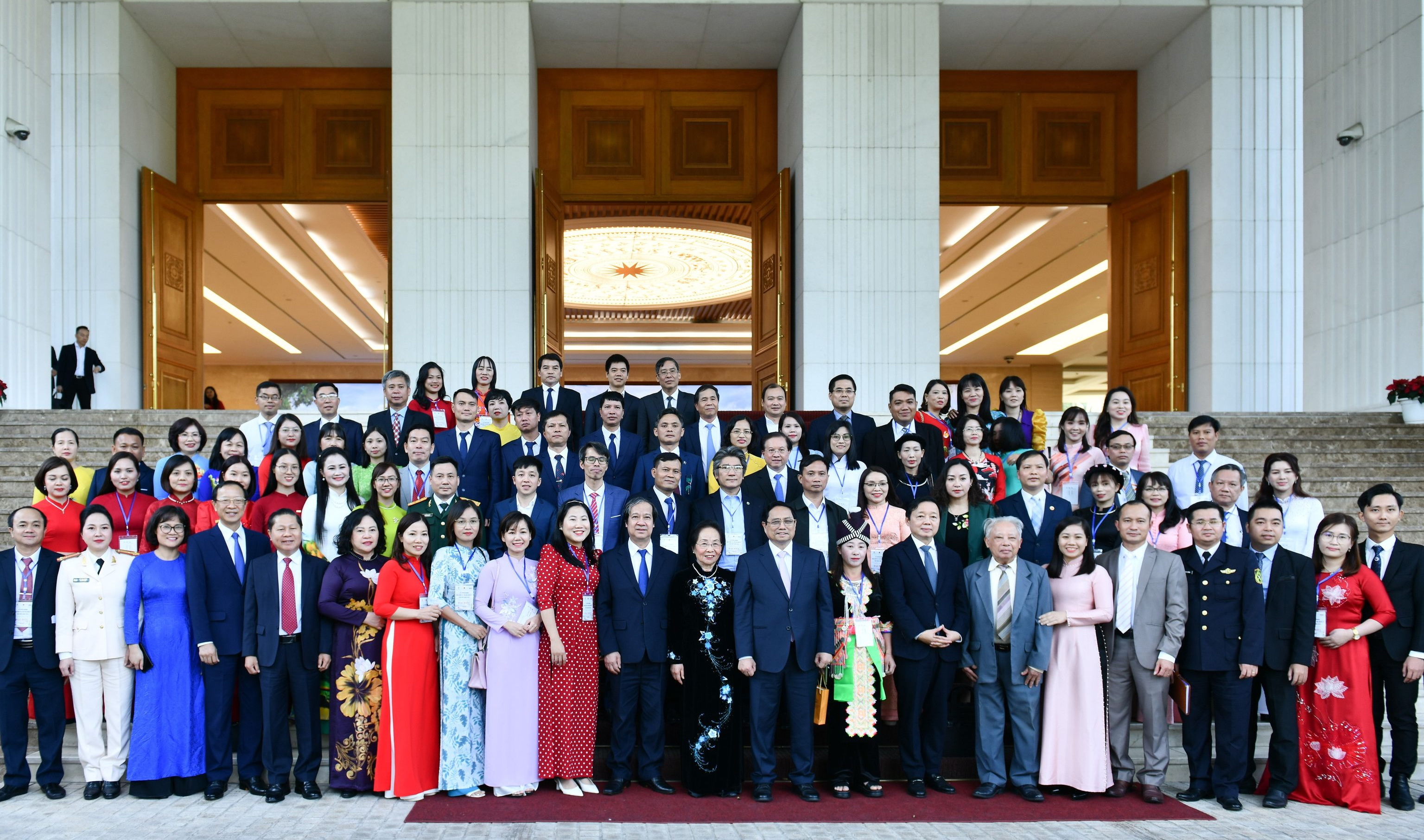 Thủ tướng chụp ảnh lưu niệm với các thầy cô giáo tại buổi gặp mặt.