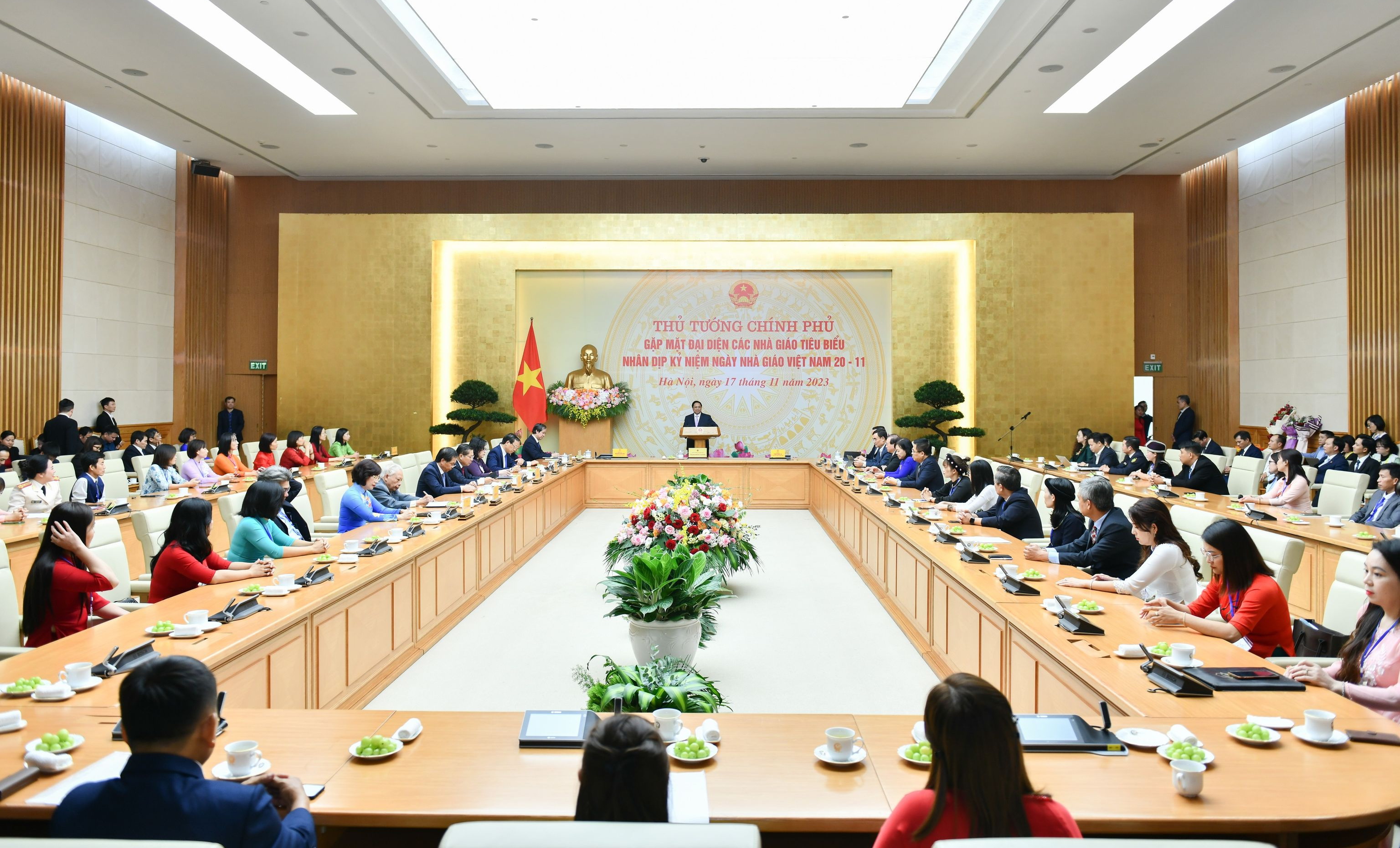 Thủ tướng biểu dương các thầy, cô giáo không những làm tốt công tác chuyên môn, quản lý, mà còn tích cực nghiên cứu khoa học, đổi mới sáng tạo, áp dụng vào thực tiễn.