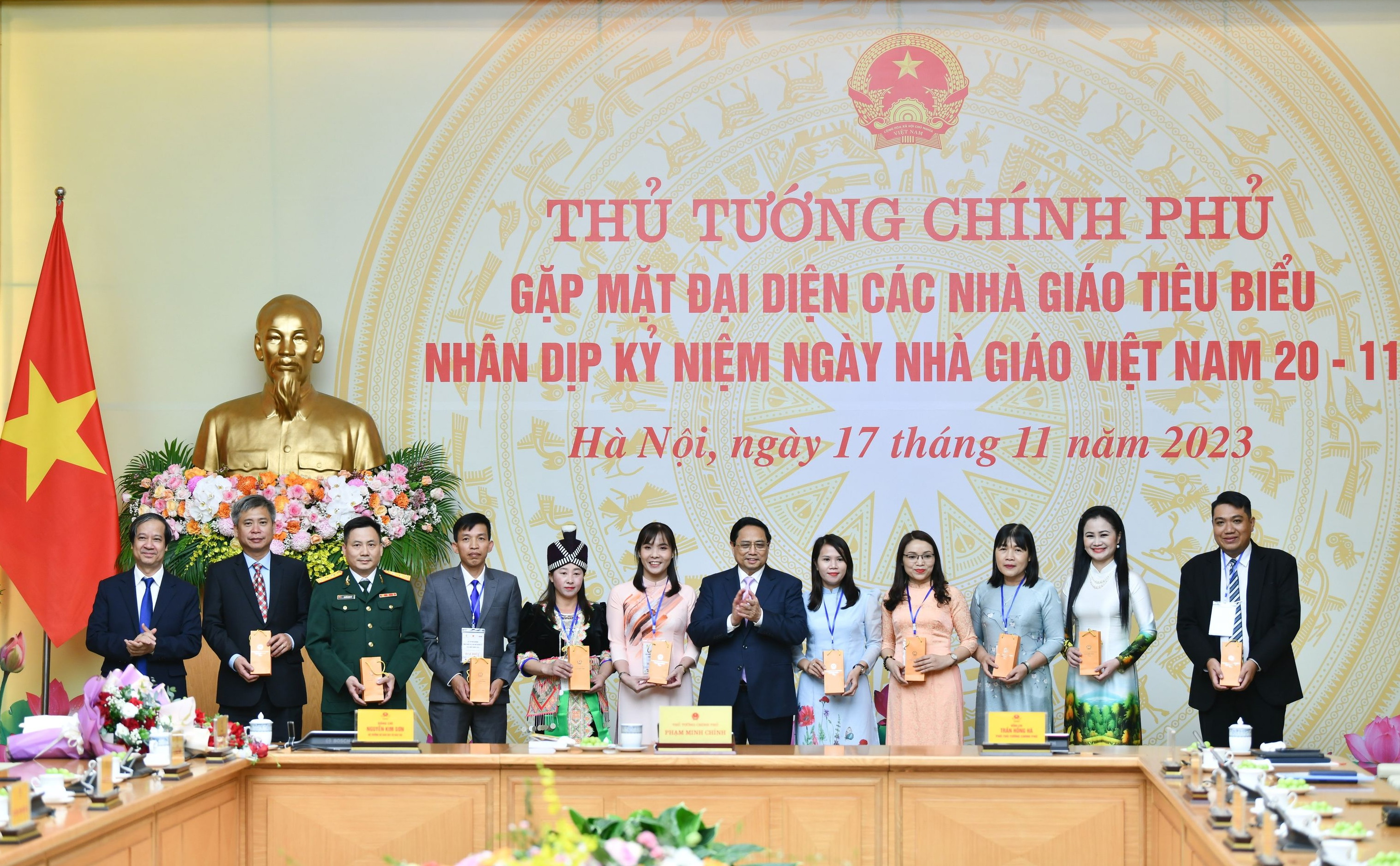 Thủ tướng tặng quà đại diện các nhà giáo tiêu biểu.