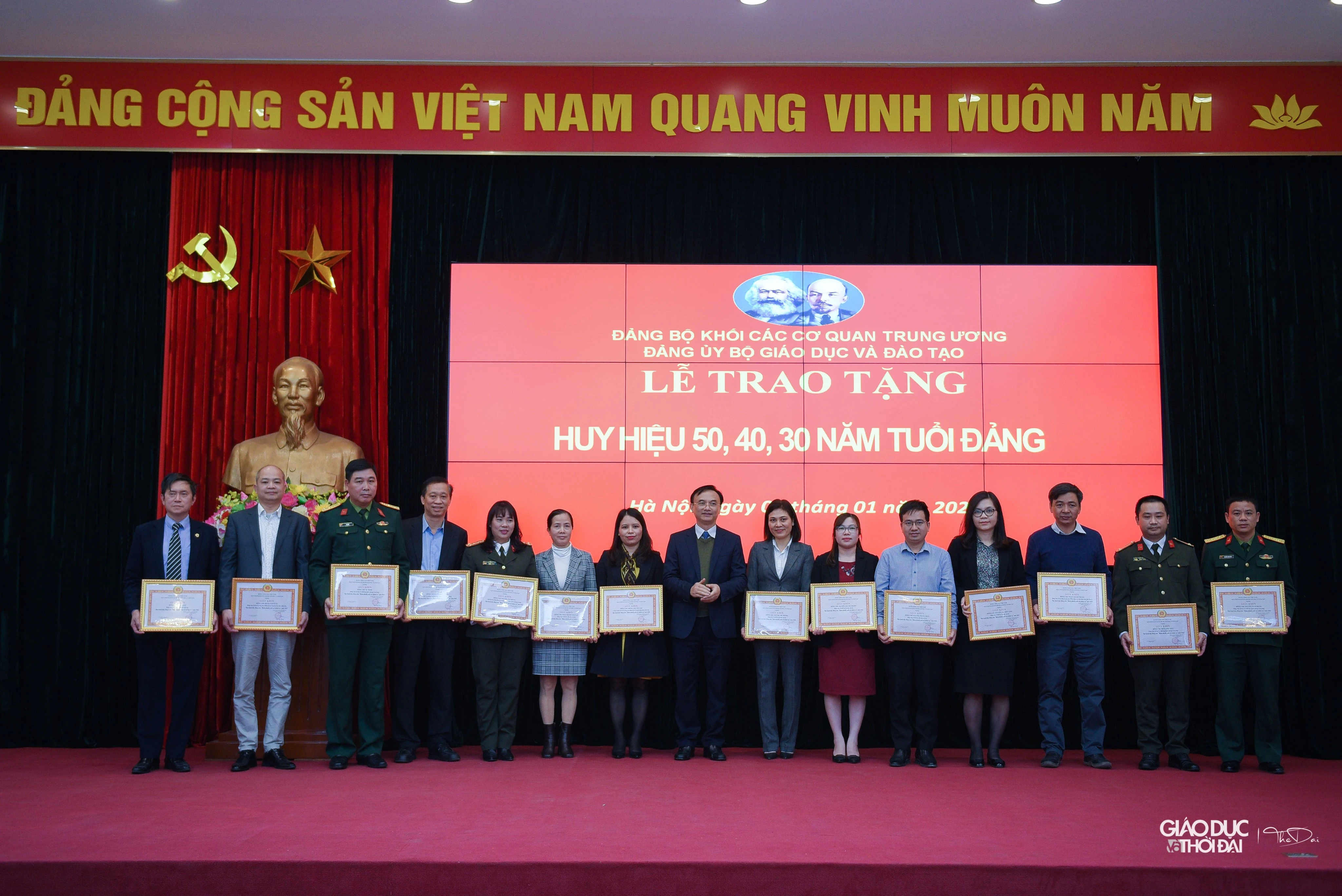 Các đảng viên được nhận Giấy khen của Đảng ủy Bộ GD&ĐT. Các đảng viên được nhận Giấy khen của Đảng ủy Bộ GD&ĐT.