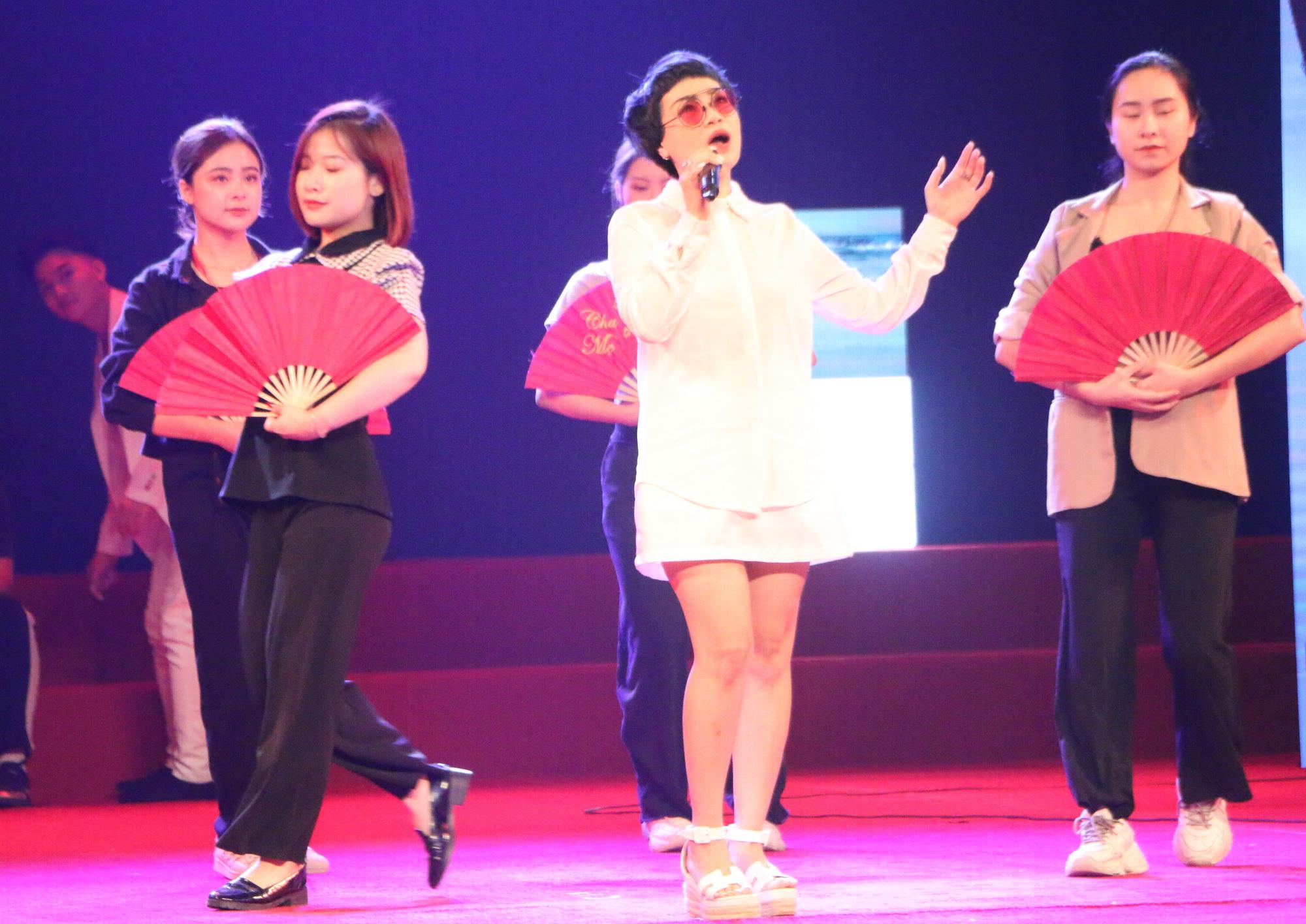 Ca sĩ Ngọc Khuê đến sớm để tập lại tiết mục mà mình biểu diễn sáng nay.