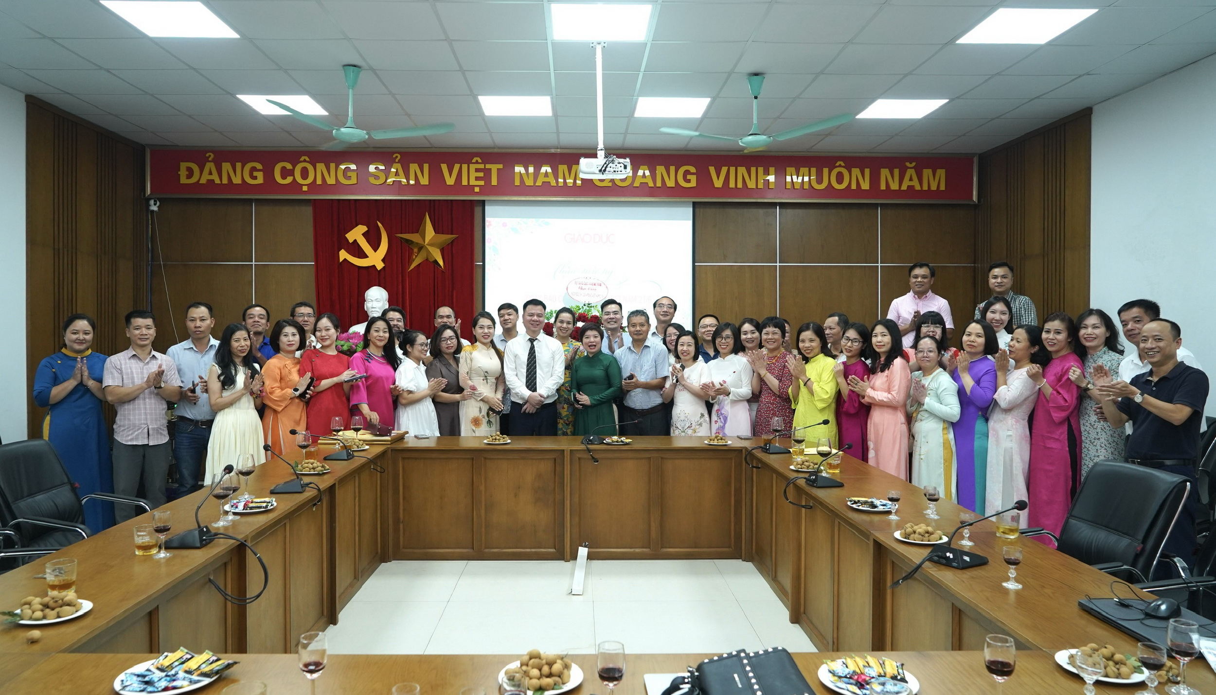 Tập thể cán bộ, viên chức, người lao động Báo Giáo dục & Thời đại. Tập thể cán bộ, viên chức, người lao động Báo Giáo dục & Thời đại.