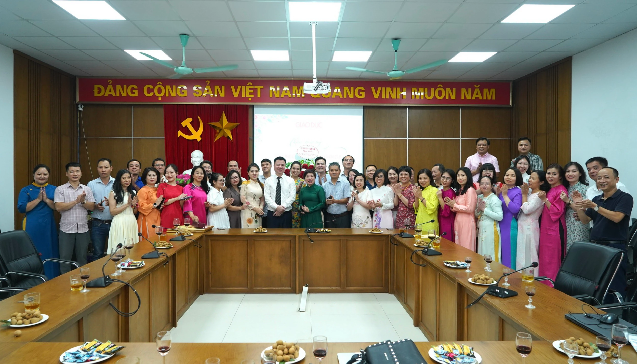 Tập thể cán bộ, viên chức, người lao động Báo Giáo dục &amp; Thời đại.