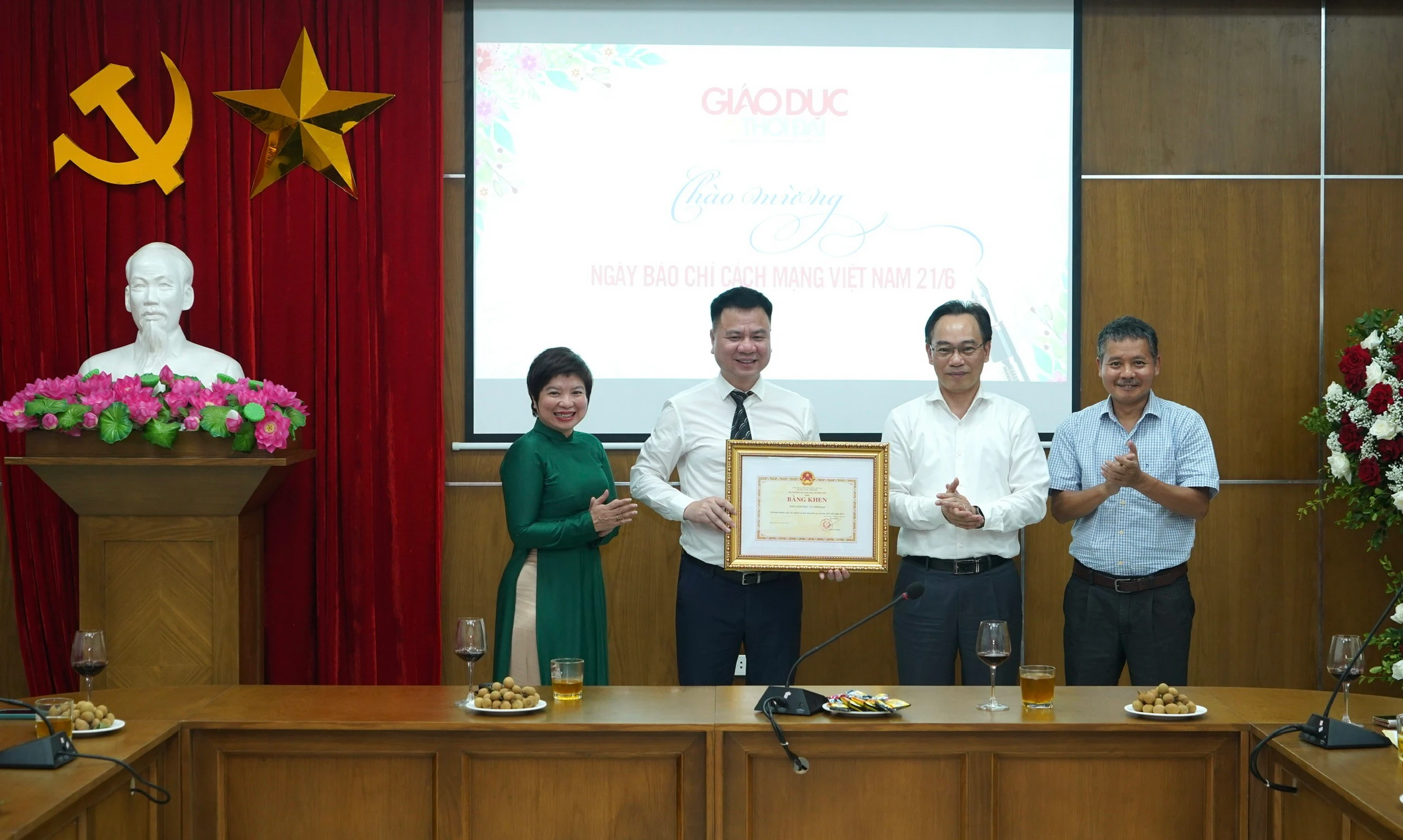 Thứ trưởng Hoàng Minh Sơn trao Bằng khen của Bộ trưởng Bộ GD&amp;ĐT cho Báo Giáo dục &amp; Thời đại.