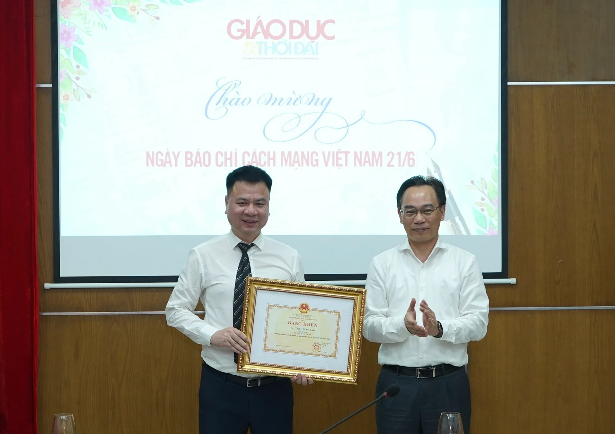 Thứ trưởng Hoàng Minh Sơn trao Bằng khen của Bộ trưởng Bộ GD&amp;ĐT cho nhà báo Triệu Ngọc Lâm - Bí thư Đảng ủy, Tổng biên tập Báo Giáo dục &amp; Thời đại.