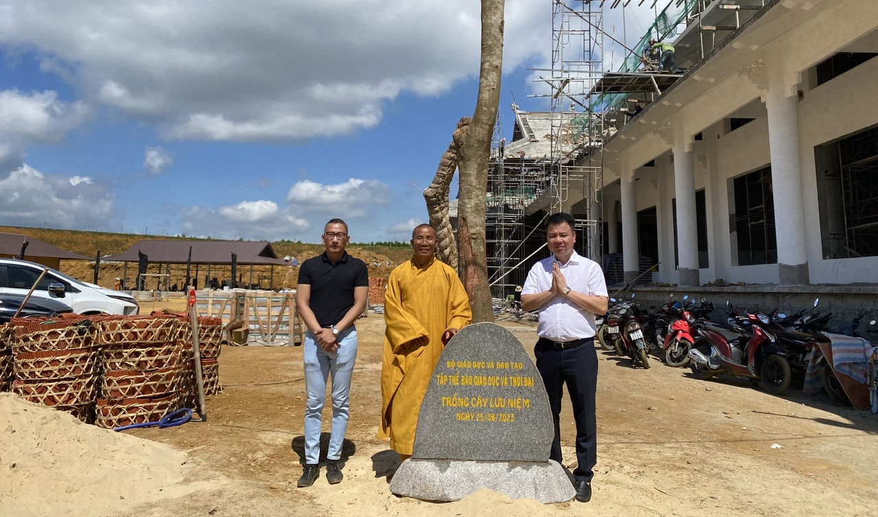Nhà báo Triệu Ngọc Lâm, Tổng biên tập Báo GD&amp;TĐ; Đại đức Thích Đạt Ma Quang Hải, Trụ trì Thiền viện Trúc Lâm Phú Yên và ông Nguyễn Đặng Minh, Giám đốc Công ty cổ phần thương mại đầu tư xây dựng Lộc Gia chụp ảnh lưu niệm tại Lễ trồng cây.