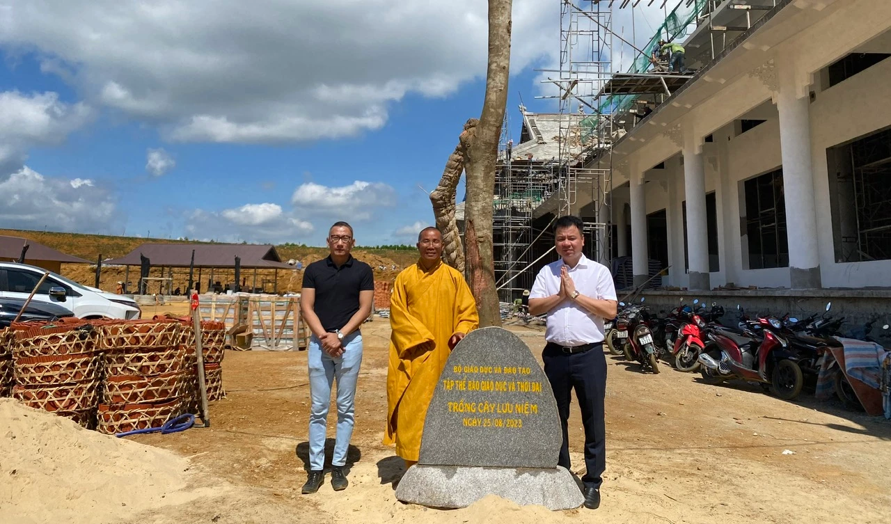Nhà báo Triệu Ngọc Lâm, Tổng biên tập Báo GD&amp;TĐ; Đại đức Thích Đạt Ma Quang Hải, Trụ trì Thiền viện Trúc Lâm Phú Yên và ông Nguyễn Đặng Minh, Giám đốc Công ty cổ phần thương mại đầu tư xây dựng Lộc Gia chụp ảnh lưu niệm tại Lễ trồng cây.