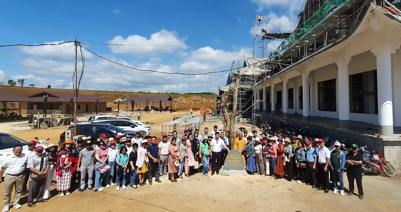 Tập thể Báo Giáo dục &amp; Thời đại tham gia trồng cây xanh tại Thiền viện.