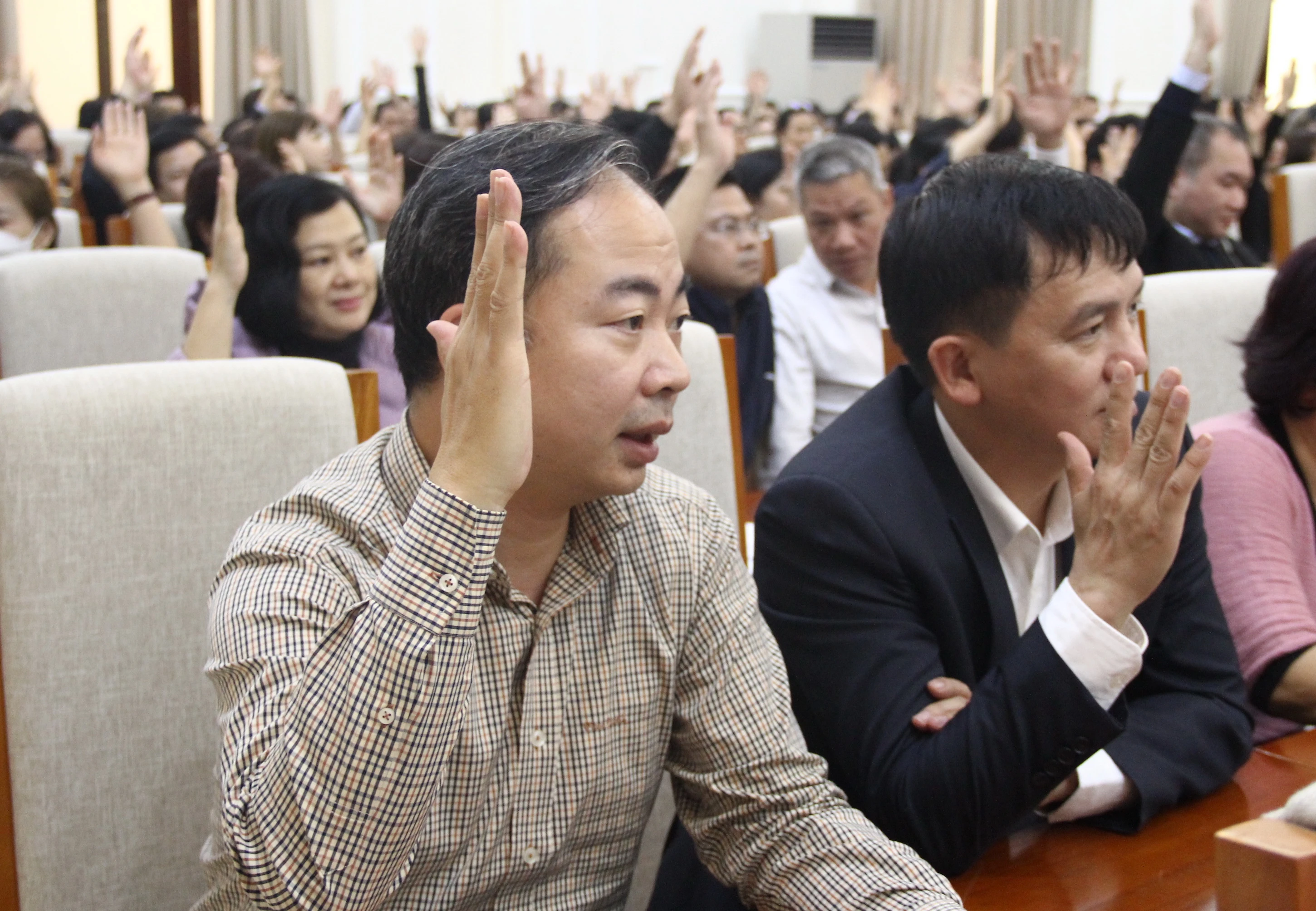 Các đại biểu biểu quyết một số nội dung làm việc.