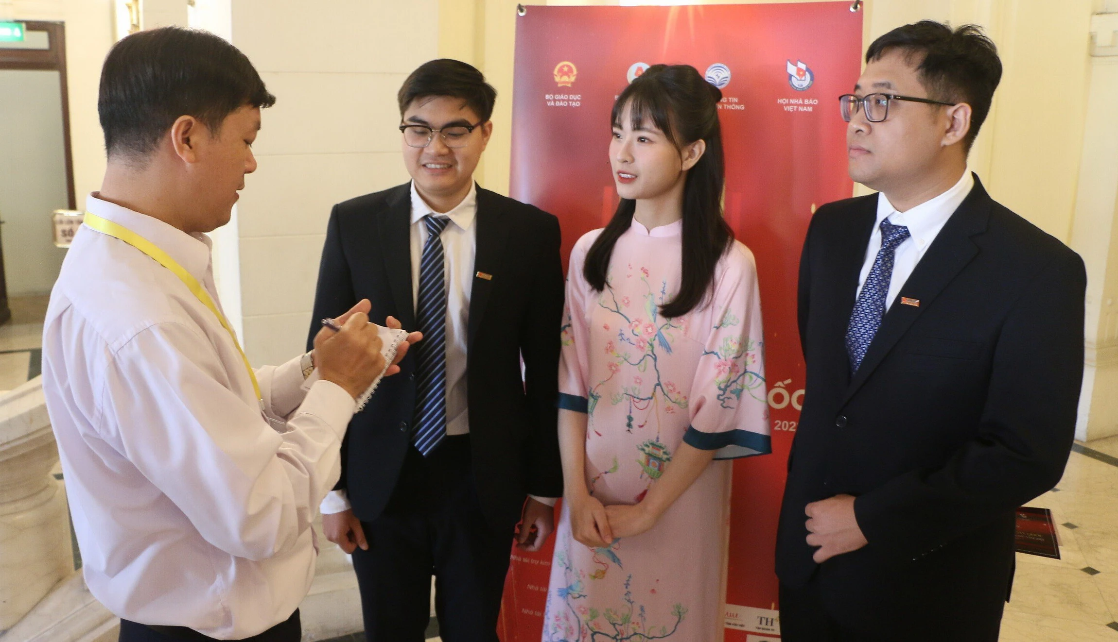 Từ phải qua trái: nhà báo Cao Quốc Việt, Nguyễn Thị Liên, Lê Xuân Quý - Báo Đại biểu Nhân dân chia sẻ với phóng viên Báo Giáo dục &amp; Thời đại trước thềm Lễ trao Giải báo chí toàn quốc 'Vì sự nghiệp giáo dục Việt Nam' năm 2023.