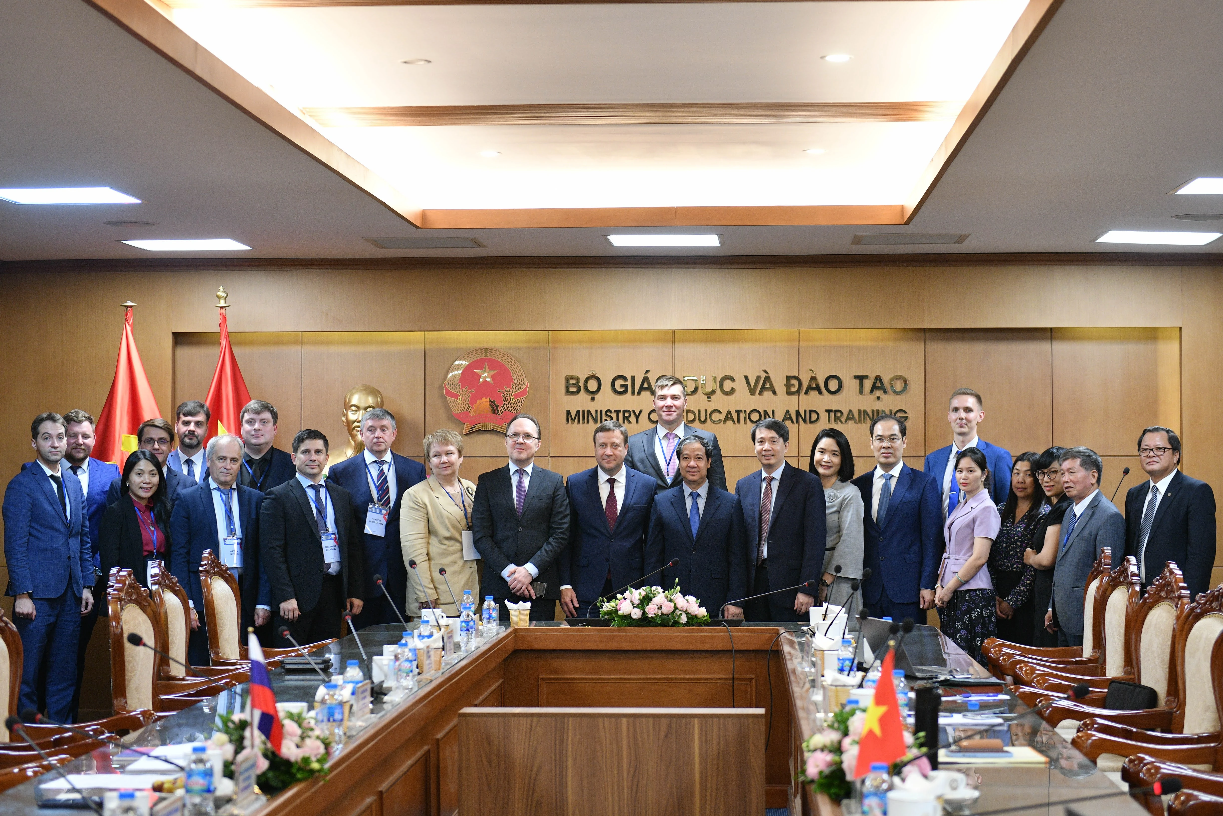 Các đại biểu chụp ảnh lưu niệm.