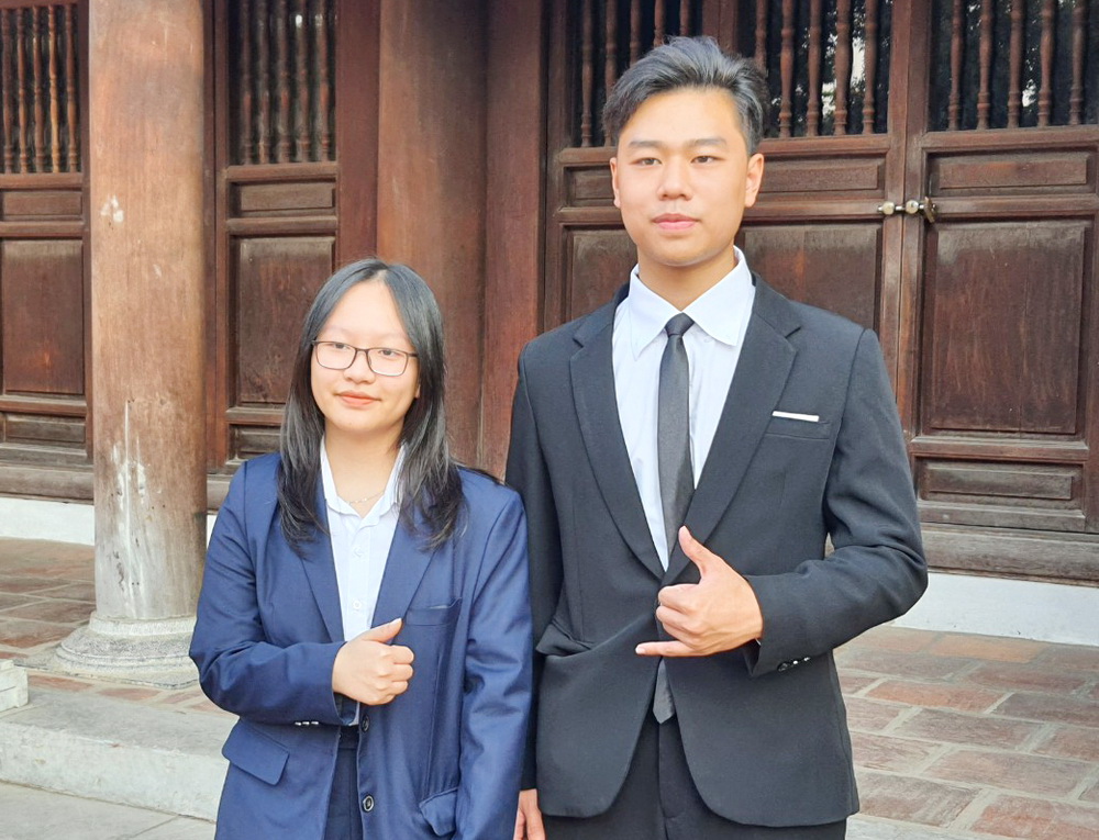 Trần Phong và Trần Mỹ Chi sau khi dâng hương tại Văn Miếu Quốc Tử Giám - chiều 25/12. Trần Phong và Trần Mỹ Chi sau khi dâng hương tại Văn Miếu Quốc Tử Giám - chiều 25/12.