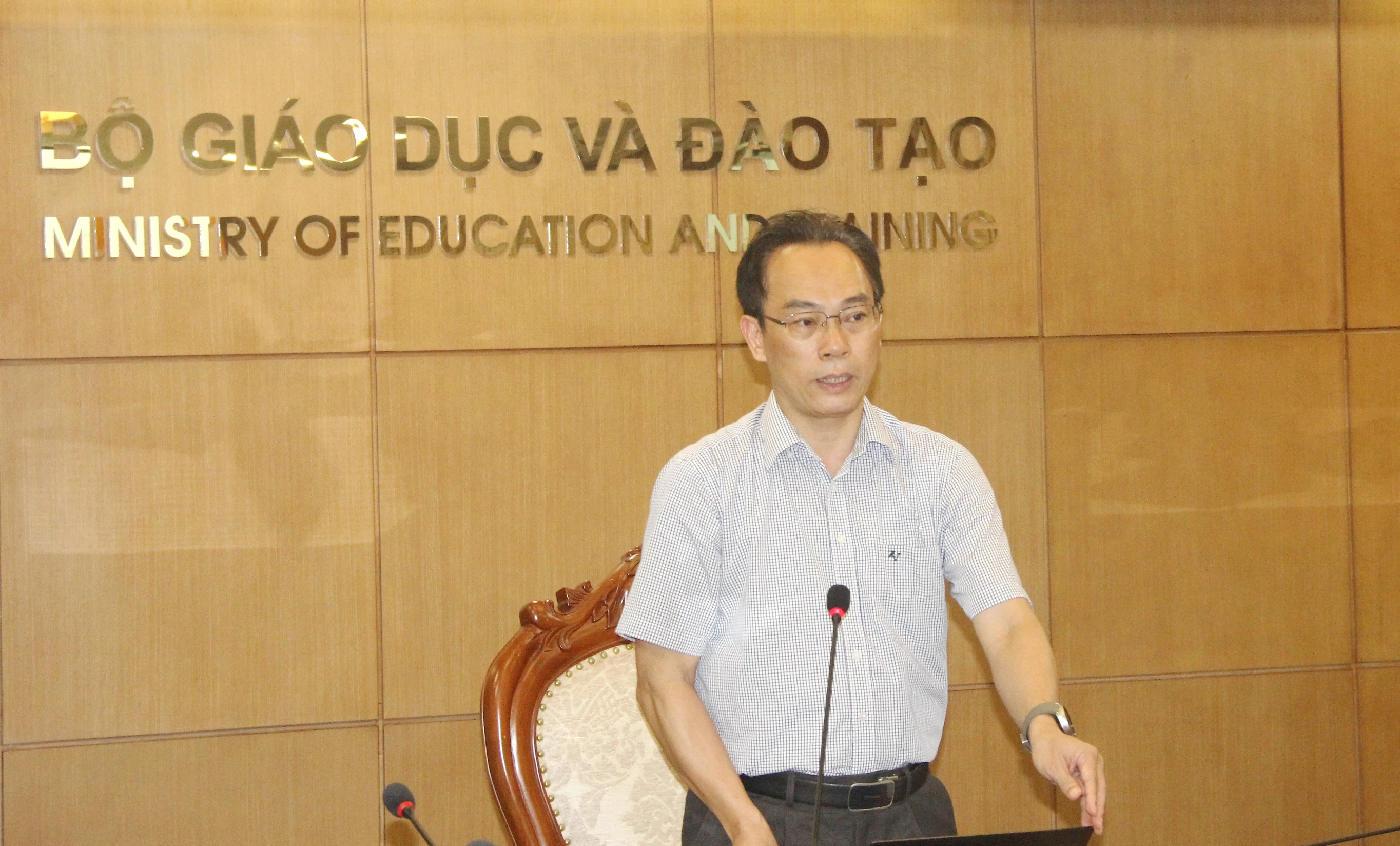 Thứ trưởng Bộ GD&amp;ĐT Hoàng Minh Sơn chủ trì phiên họp.