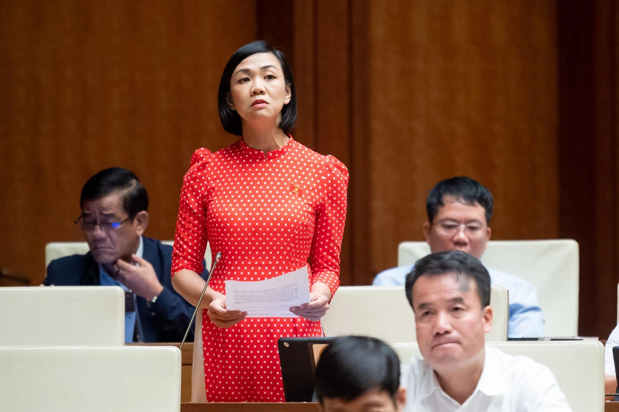 Đại biểu Trịnh Thị Tú Anh - Đoàn ĐBQH tỉnh Lâm Đồng đặt câu hỏi chất vấn chiều 7/11.