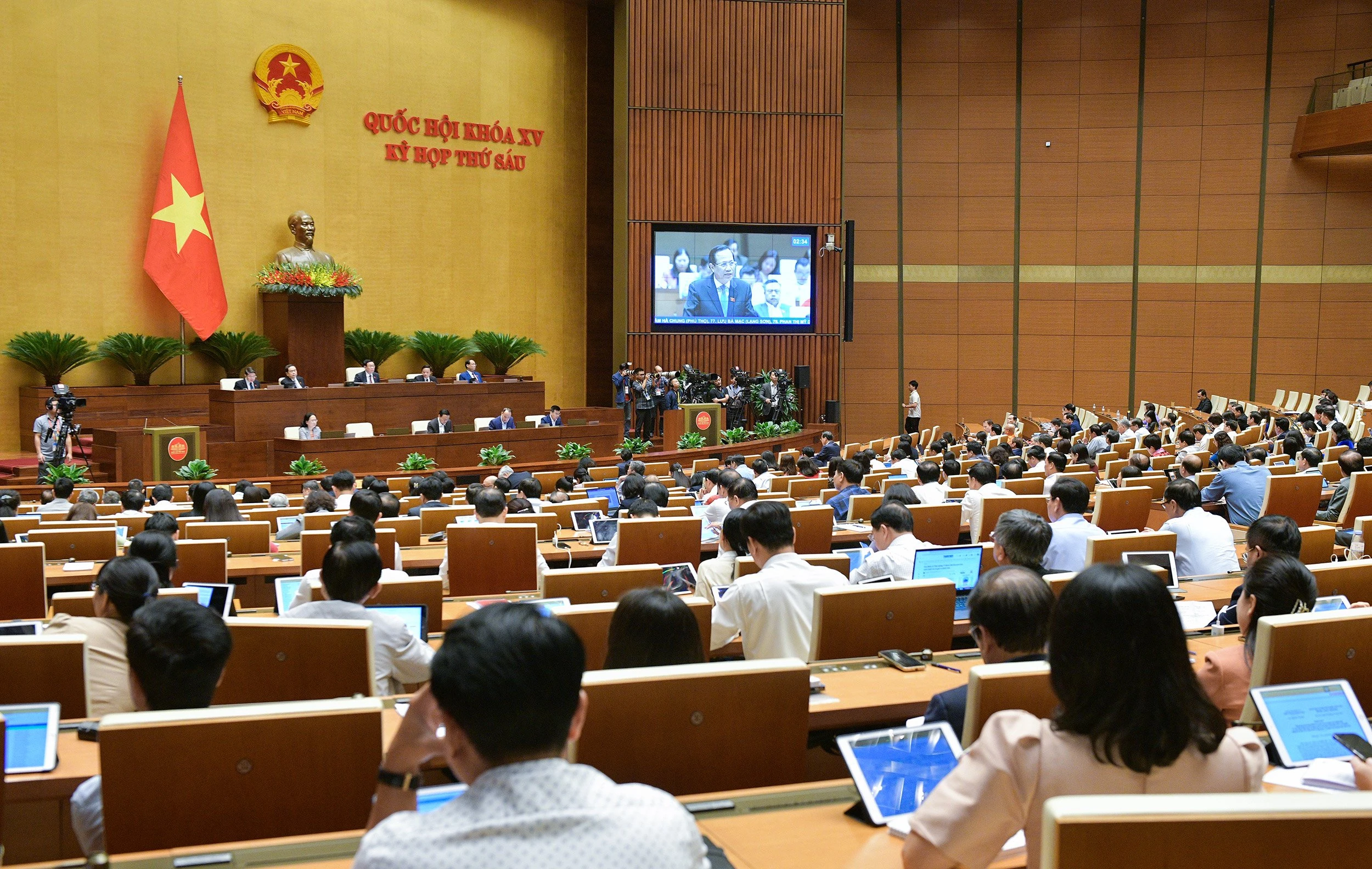 Toàn cảnh phiên làm việc chiều 7/11.