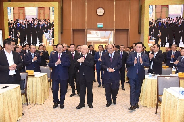 Tổng Bí thư Nguyễn Phú Trọng và các đồng chí lãnh đạo Đảng, Nhà nước dự Hội nghị trực tuyến toàn quốc của Chính phủ với các địa phương sáng 3/1. Tổng Bí thư Nguyễn Phú Trọng và các đồng chí lãnh đạo Đảng, Nhà nước dự Hội nghị trực tuyến toàn quốc của Chính phủ với các địa phương sáng 3/1.