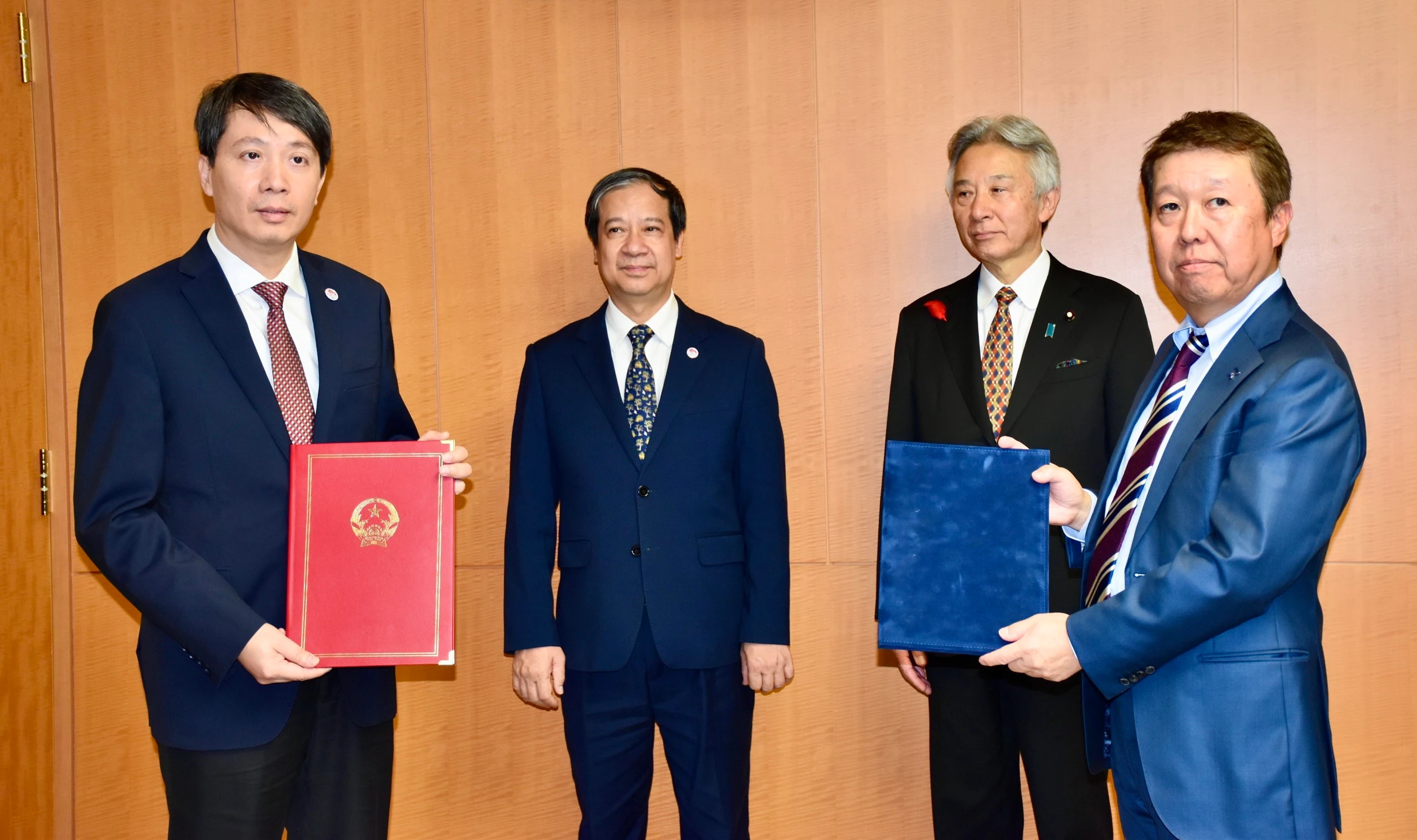 Bộ GD&amp;ĐT Việt Nam và Tập đoàn Mizuno Nhật Bản đã trao bản ghi nhớ hợp tác.