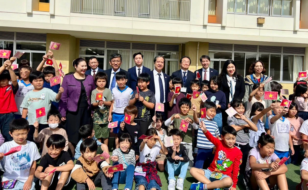 Bộ trưởng Nguyễn Kim Sơn chụp ảnh lưu niệm với học sinh, giáo viên Trường Tiểu học Nadeshiko.