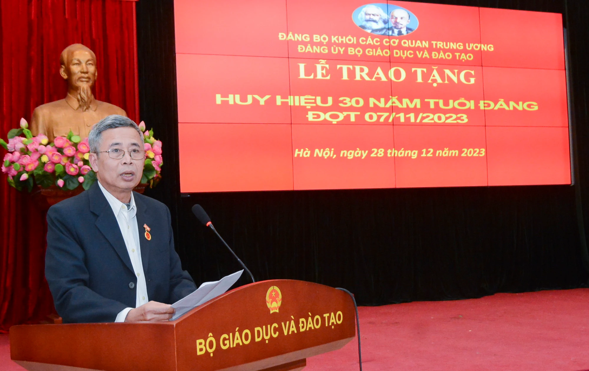 Đảng viên Nguyễn Xuân Cầm phát biểu sau khi được nhận Huy hiệu 30 năm tuổi Đảng.