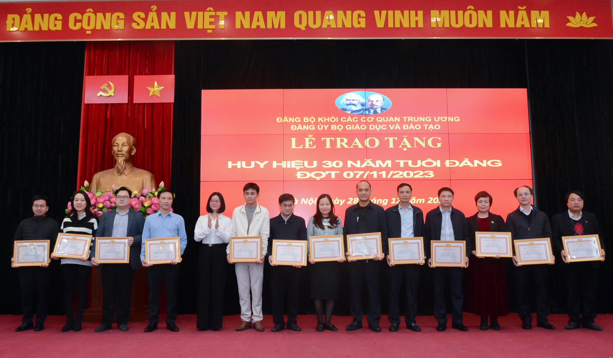 Đồng chí Vũ Thị Hạnh - Phó Bí thư Thường trực Đảng ủy Bộ GD&amp;ĐT trao Giấy khen cho các đảng viên đạt thành tích hoàn thành xuất sắc nhiệm vụ năm 2023.