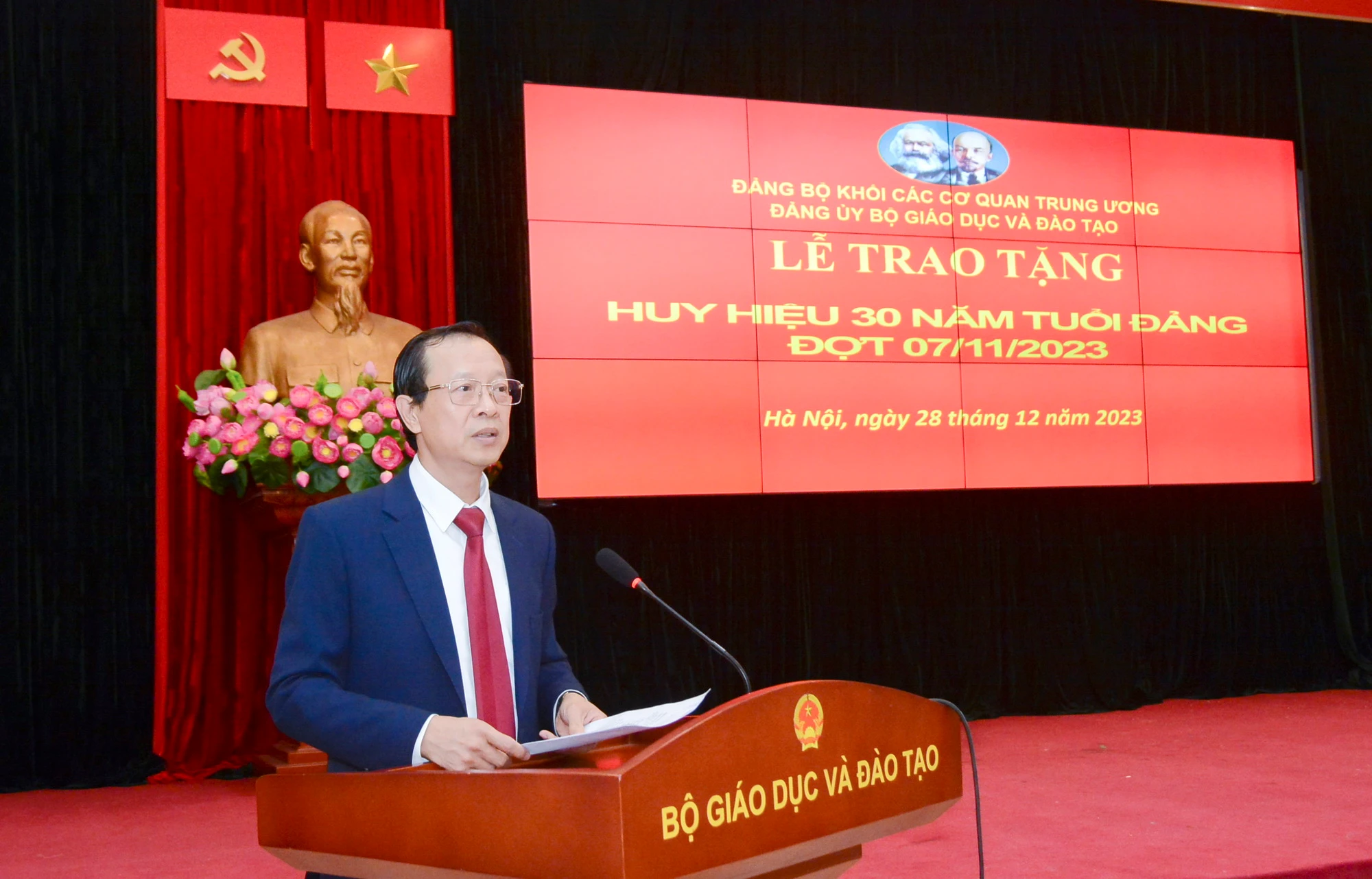 Thứ trưởng Phạm Ngọc Thưởng phát biểu chúc mừng các đảng viên được nhận Huy hiệu 30 năm tuổi Đảng và các tập thể, cá nhân hoàn thành xuất sắc nhiệm vụ.