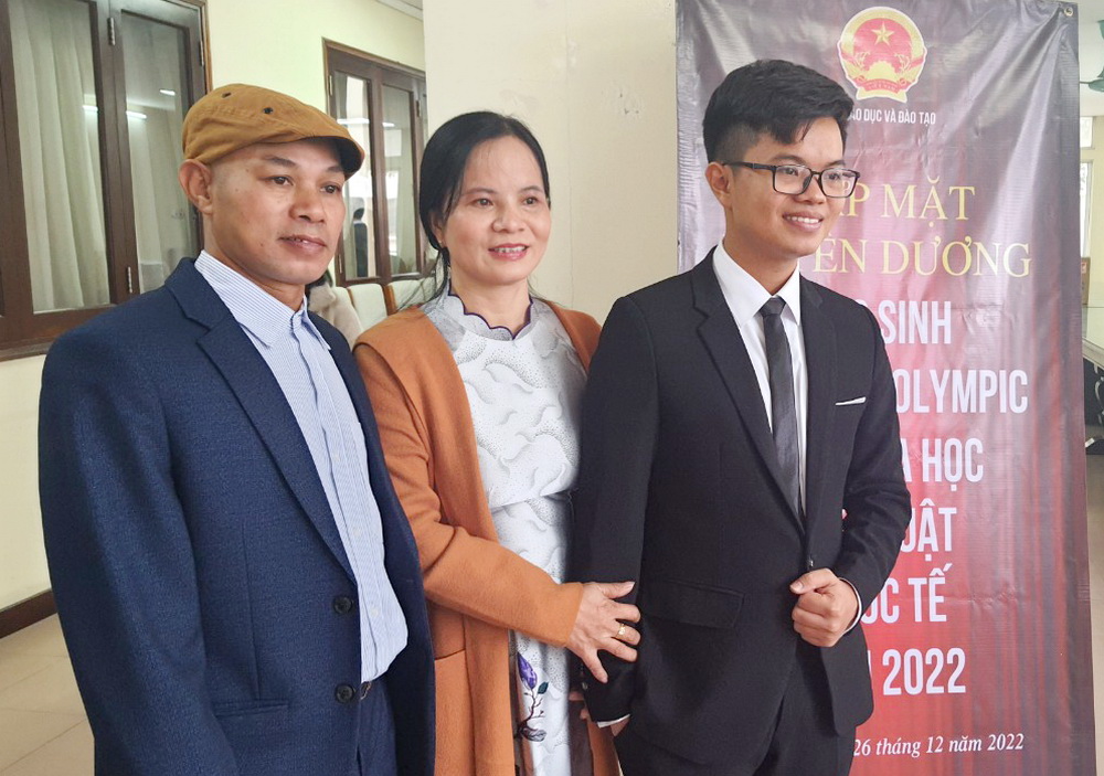 Chị Kim Tuyến và Nguyễn Việt Phong (bên phải) cùng người thân trong gia đình tham dự buổi gặp mặt - Tuyên dương học sinh đoạt giải Olympic và Khoa học kỹ thuật quốc tế năm 2022. Chị Kim Tuyến và Nguyễn Việt Phong (bên phải) cùng người thân trong gia đình tham dự buổi gặp mặt - Tuyên dương học sinh đoạt giải Olympic và Khoa học kỹ thuật quốc tế năm 2022.