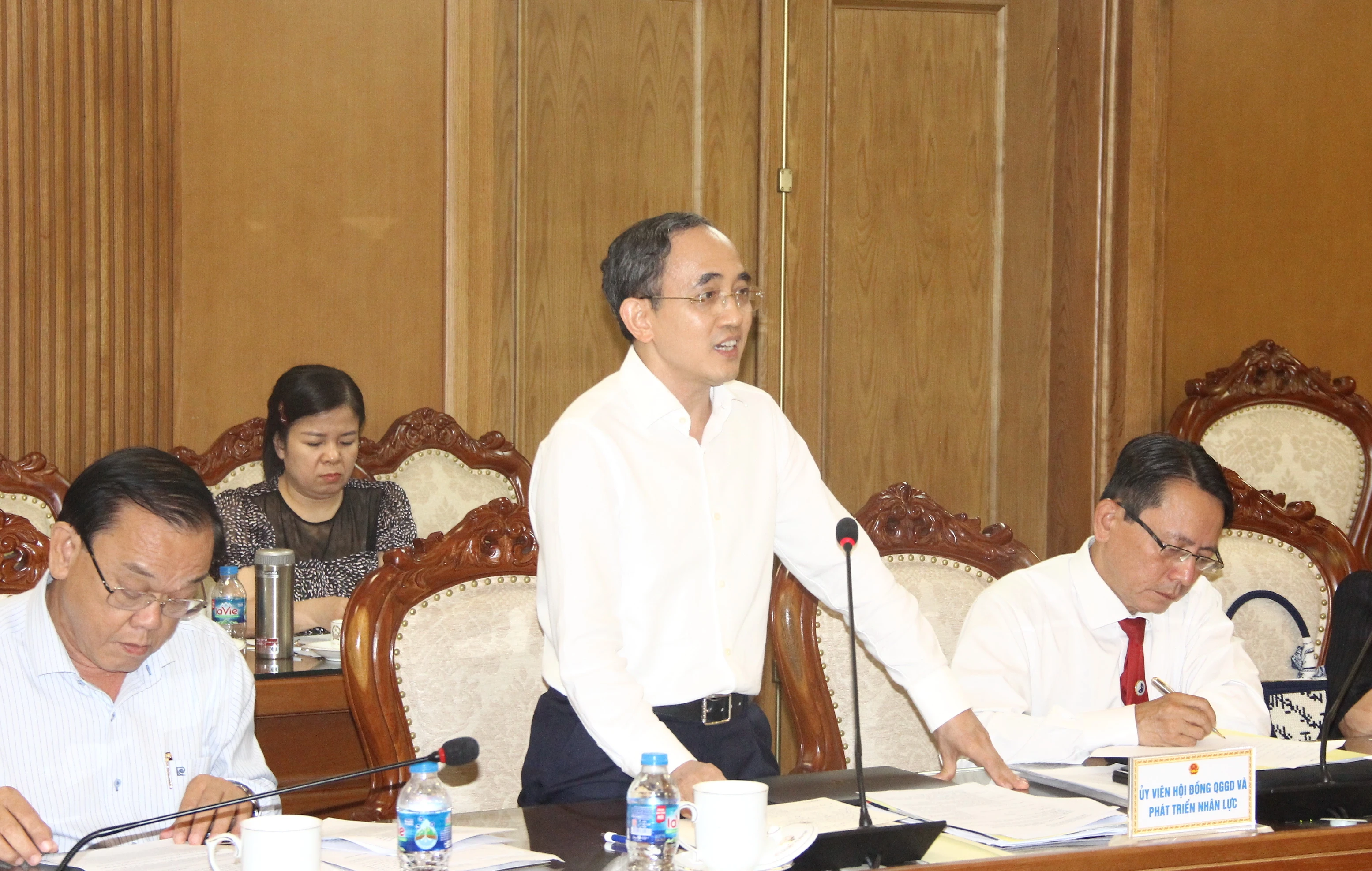 Ông Hồ Xuân Năng - Chủ tịch Hội đồng Trường ĐH Phenikka (Hà Nội) phát biểu tại phiên họp.