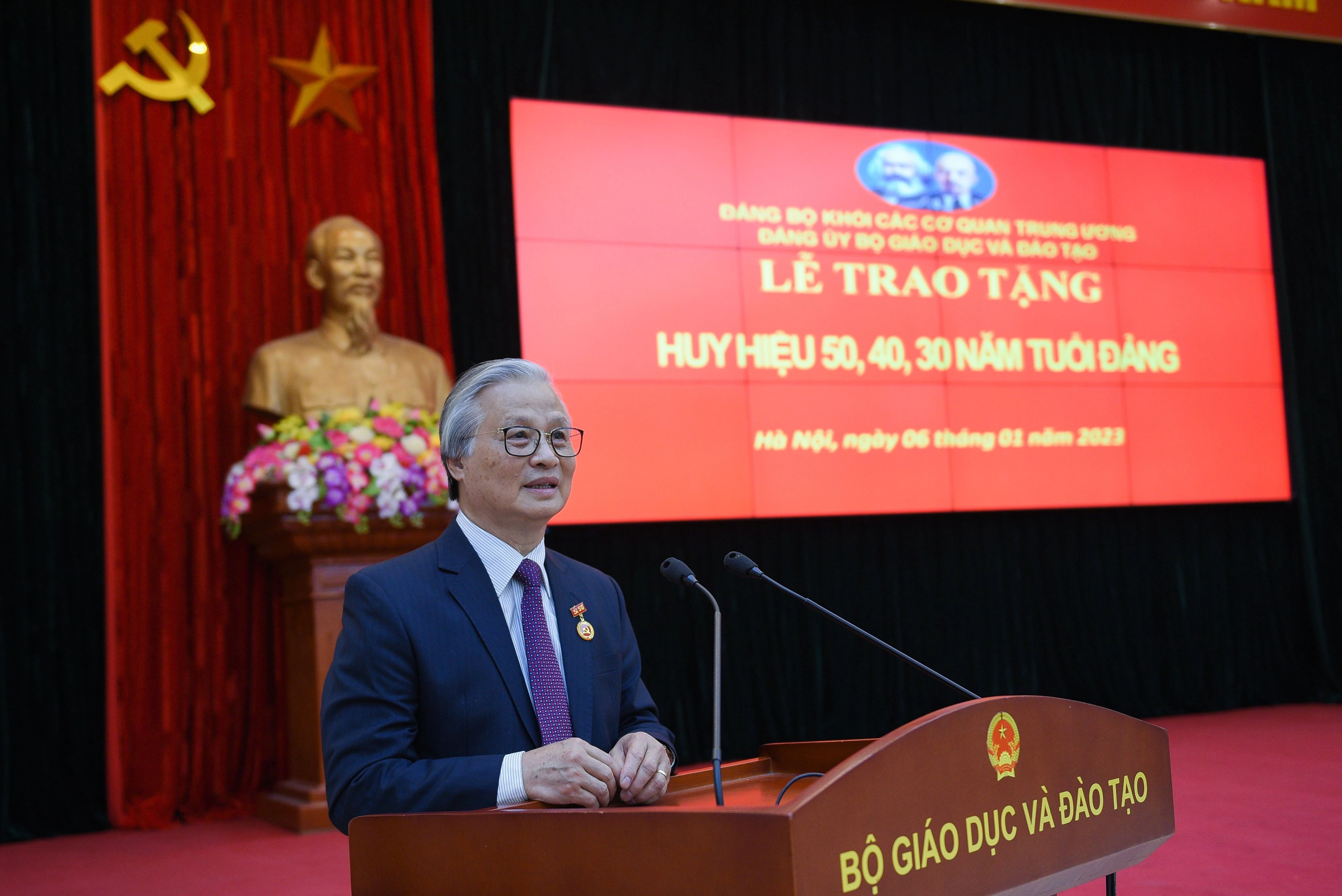 Đảng viên Nguyễn Minh Mẫn phát biểu cảm nhận khi được trao Huy hiệu 50 năm tuổi Đảng.