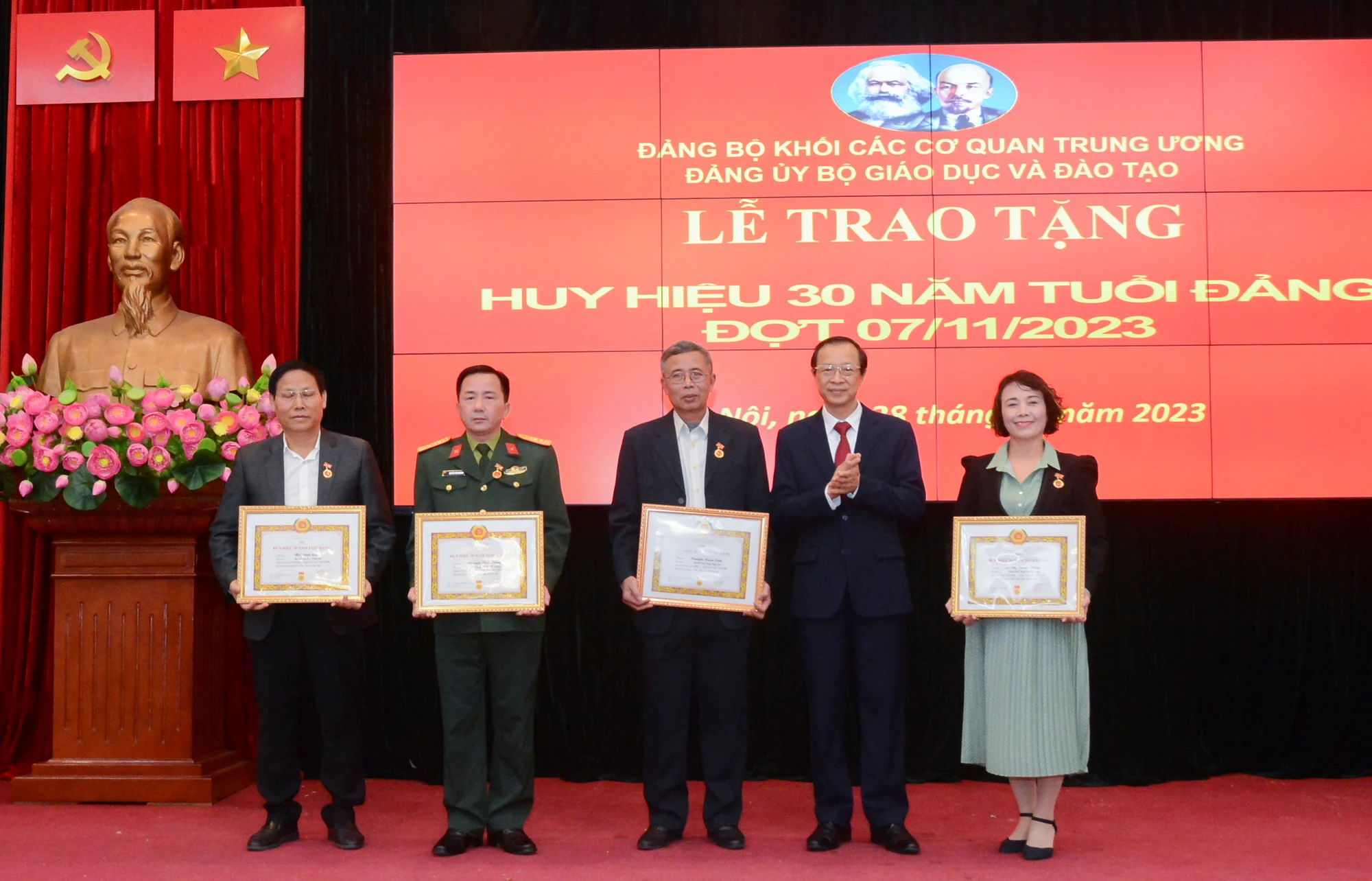 Thứ trưởng Phạm Ngọc Thưởng trao Huy hiệu 30 năm tuổi Đảng cho các đảng viên.