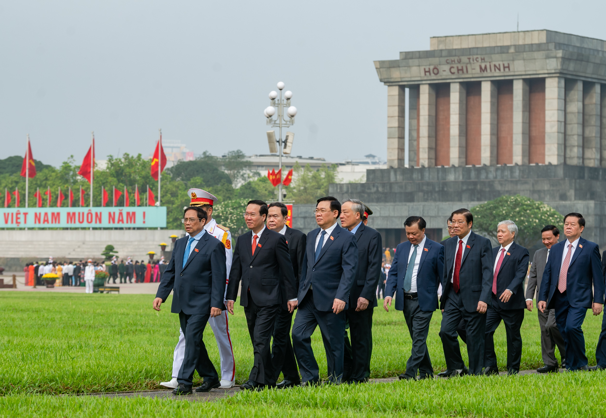 Các đồng chí lãnh đạo Đảng, Nhà nước, Mặt trận Tổ quốc Việt Nam, các đại biểu Quốc hội đặt vòng hoa và vào Lăng viếng Chủ tịch Hồ Chí Minh.