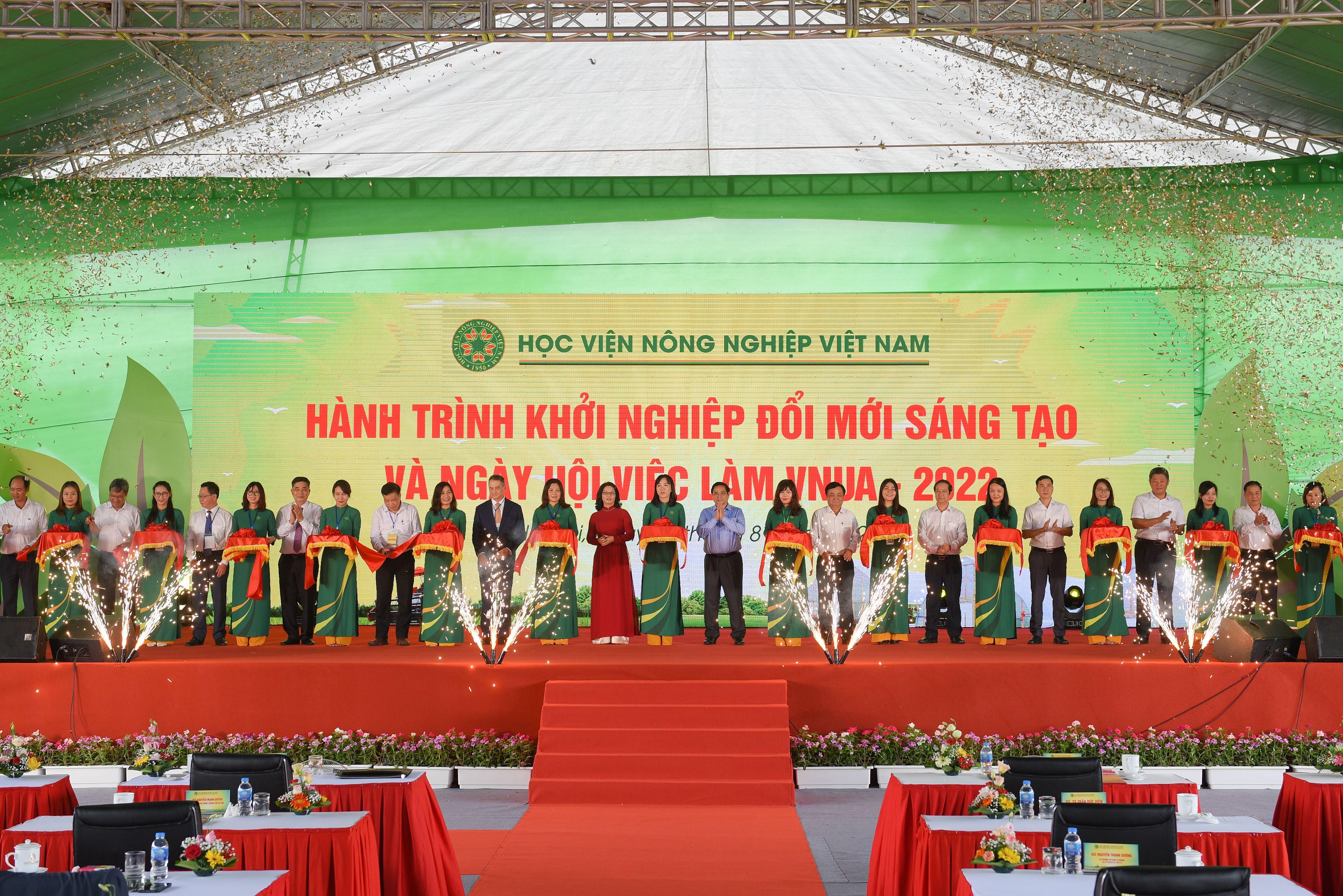Thủ tướng và các đại biểu cắt băng khai mạc sự kiện Hành trình khởi nghiệp đổi mới sáng tạo và ngày hội việc làm VNUA - 2022. Thủ tướng và các đại biểu cắt băng khai mạc sự kiện Hành trình khởi nghiệp đổi mới sáng tạo và ngày hội việc làm VNUA - 2022.