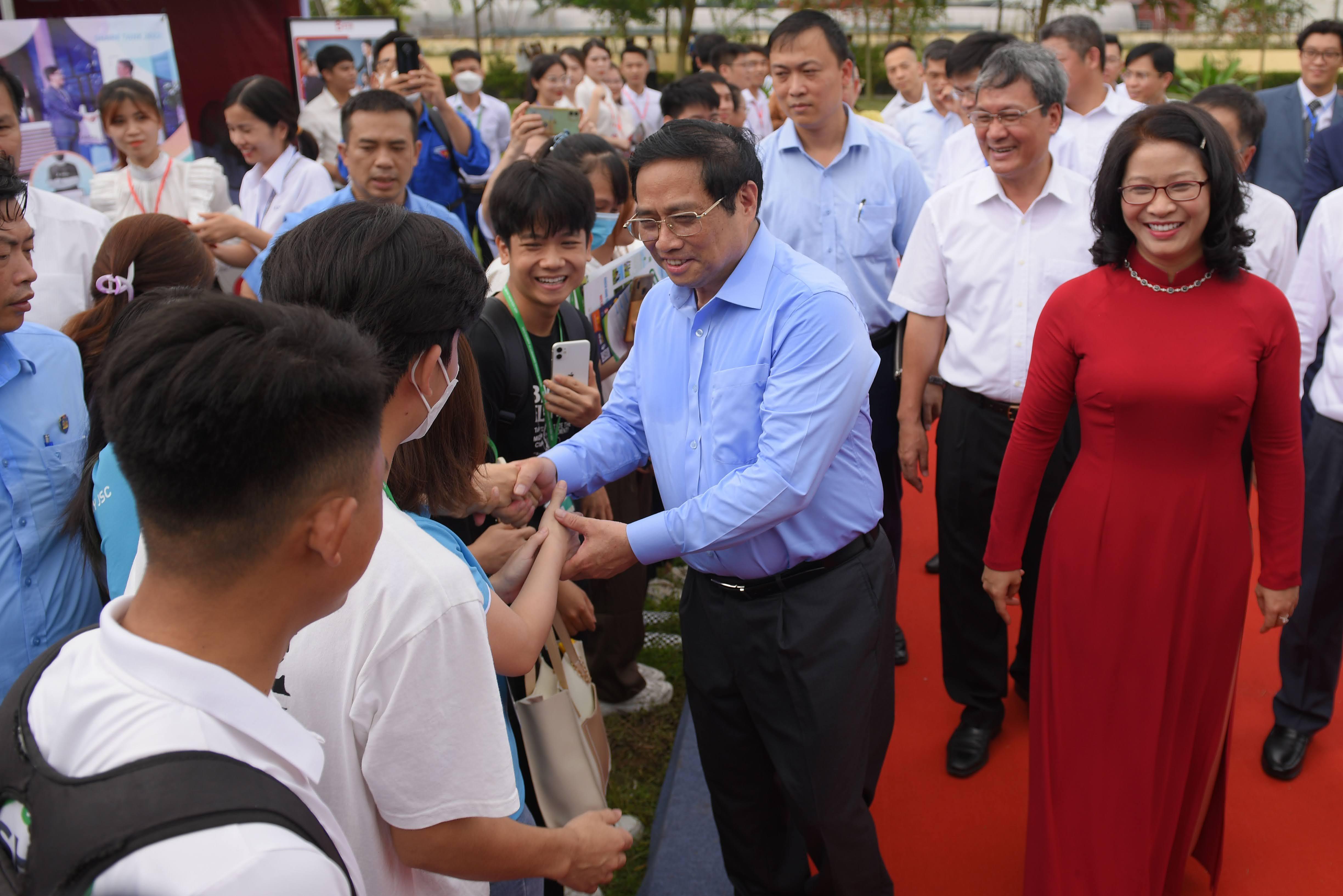 Thủ tướng Chính phủ nhấn mạnh Ngày hội việc làm phải là cầu nối tạo việc làm cho sinh viên. Thủ tướng Chính phủ nhấn mạnh Ngày hội việc làm phải là cầu nối tạo việc làm cho sinh viên.